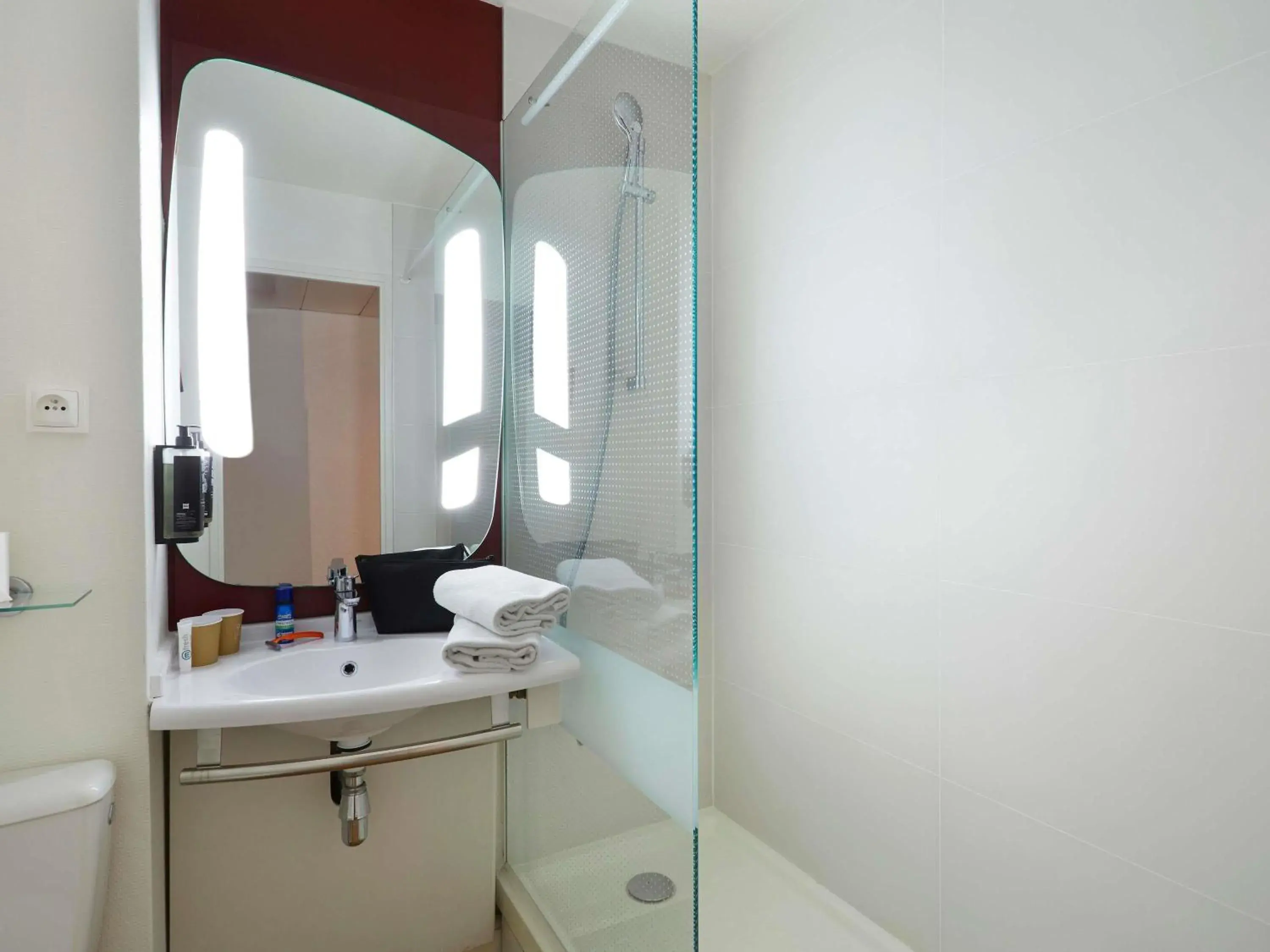 Bedroom in Ibis Sallanches Porte du MontBlanc Bedroom in Ibis Sallanches Porte du MontBlanc