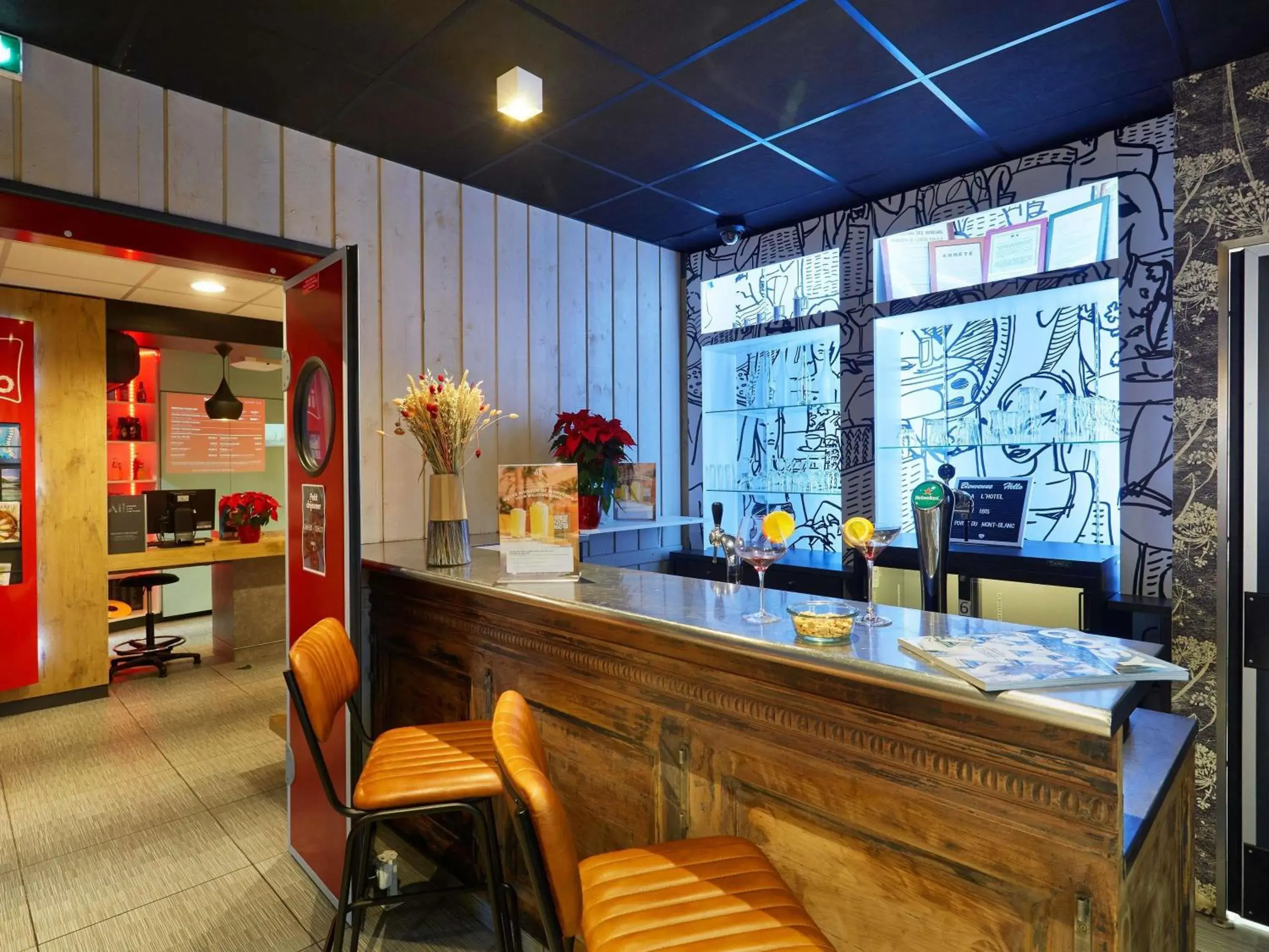 Lounge or bar in Ibis Sallanches Porte du MontBlanc Lounge or bar in Ibis Sallanches Porte du MontBlanc
