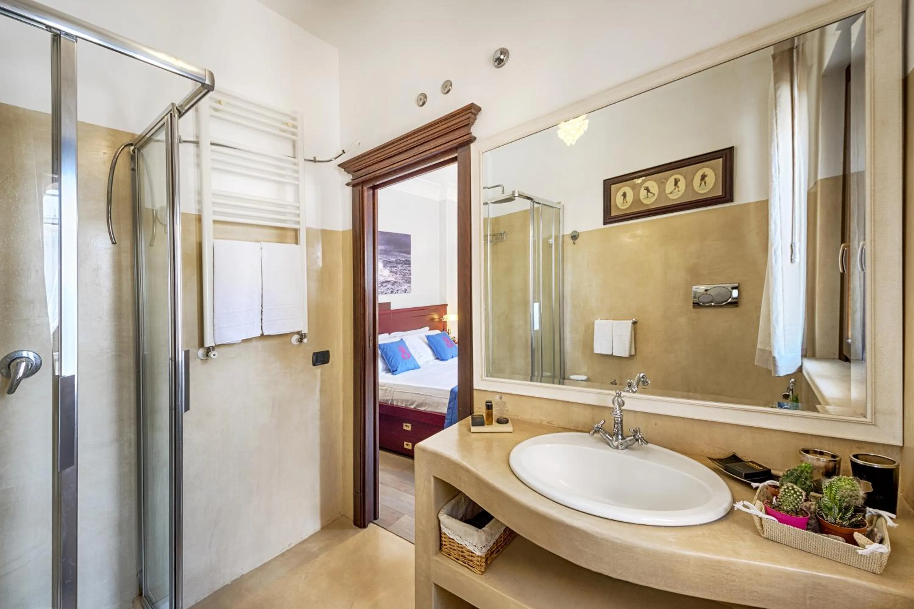 Shower, Bed in Relais 147 - Luxury b&b