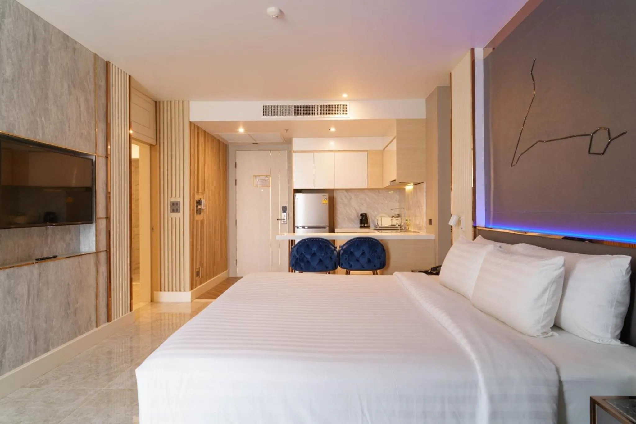 Bedroom, Bed in Pattaya Discovery Beach Hotel - SHA Extra Plus