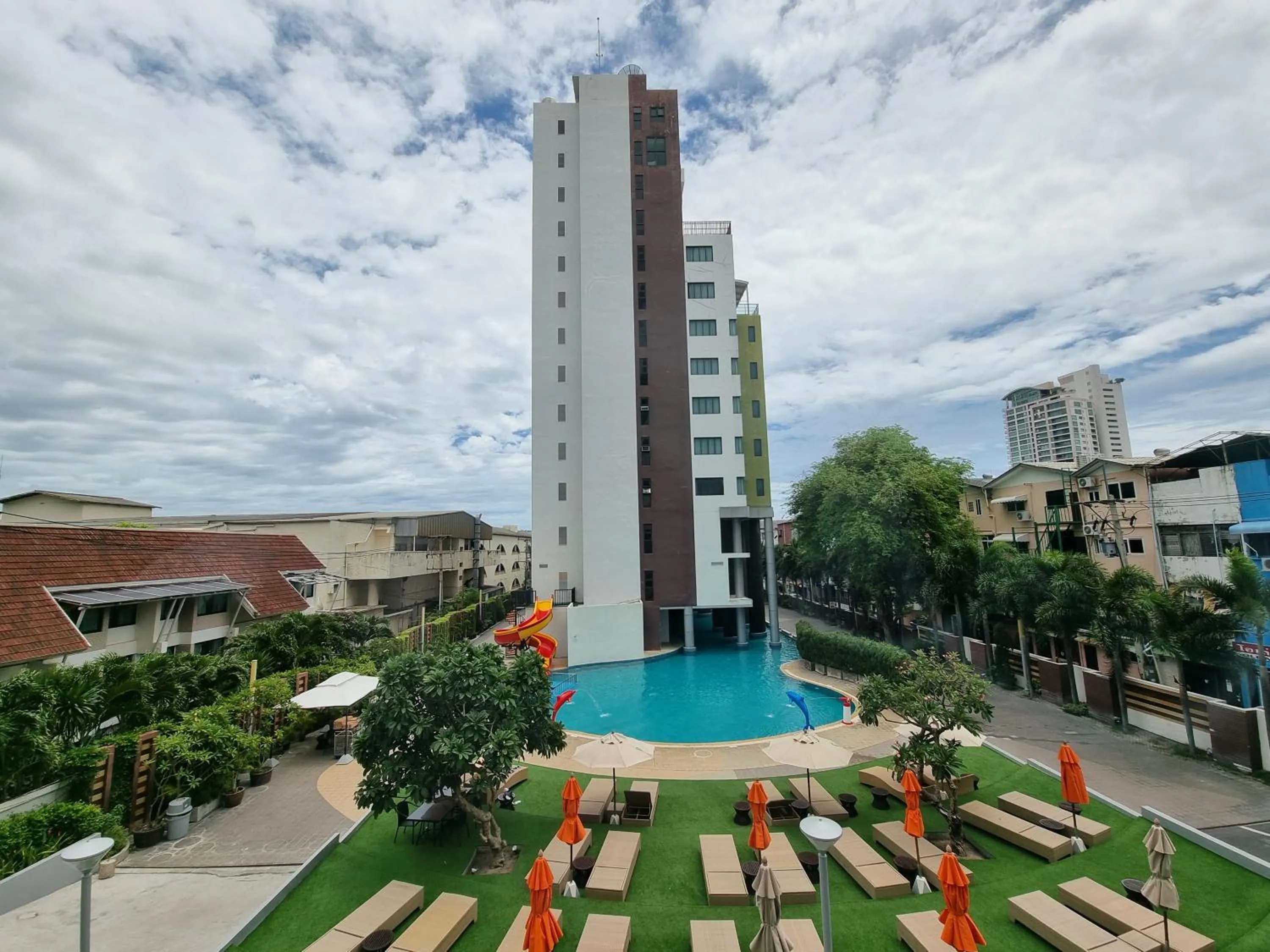 Swimming pool in Pattaya Discovery Beach Hotel - SHA Extra Plus
