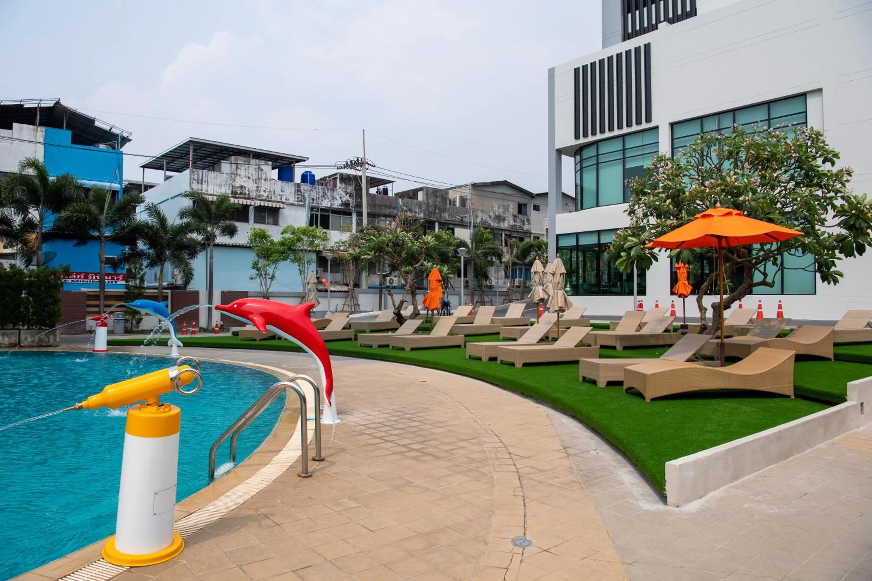 Swimming pool in Pattaya Discovery Beach Hotel - SHA Extra Plus