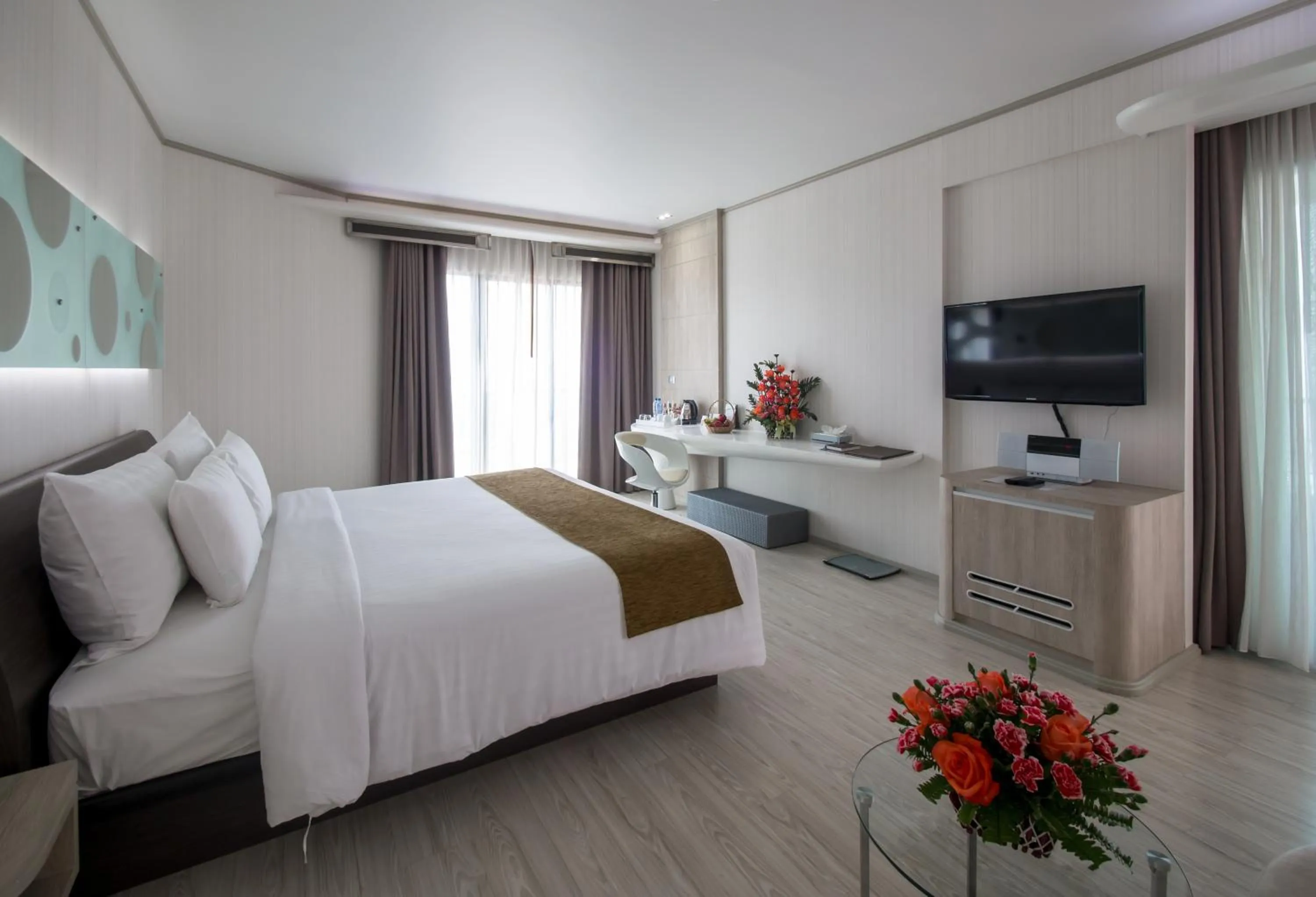 Photo of the whole room, Bed in Pattaya Discovery Beach Hotel - SHA Extra Plus
