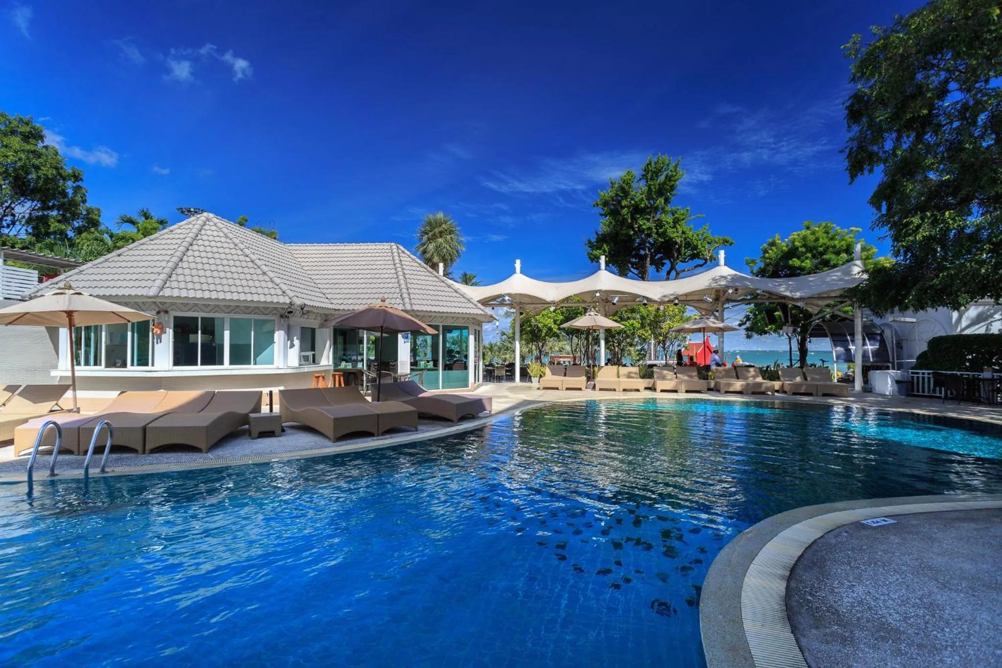 Swimming pool in Pattaya Discovery Beach Hotel - SHA Extra Plus
