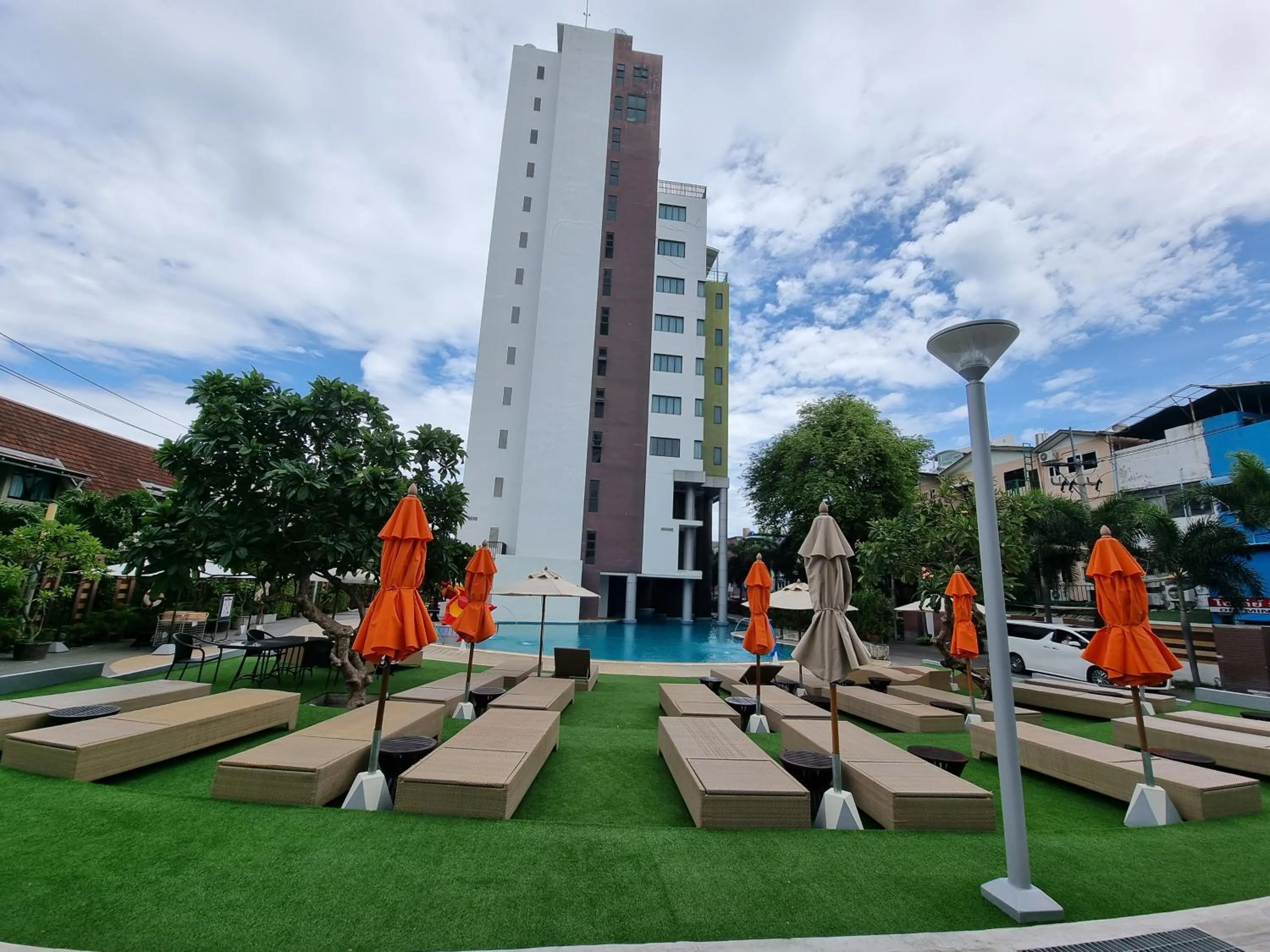 Swimming pool in Pattaya Discovery Beach Hotel - SHA Extra Plus