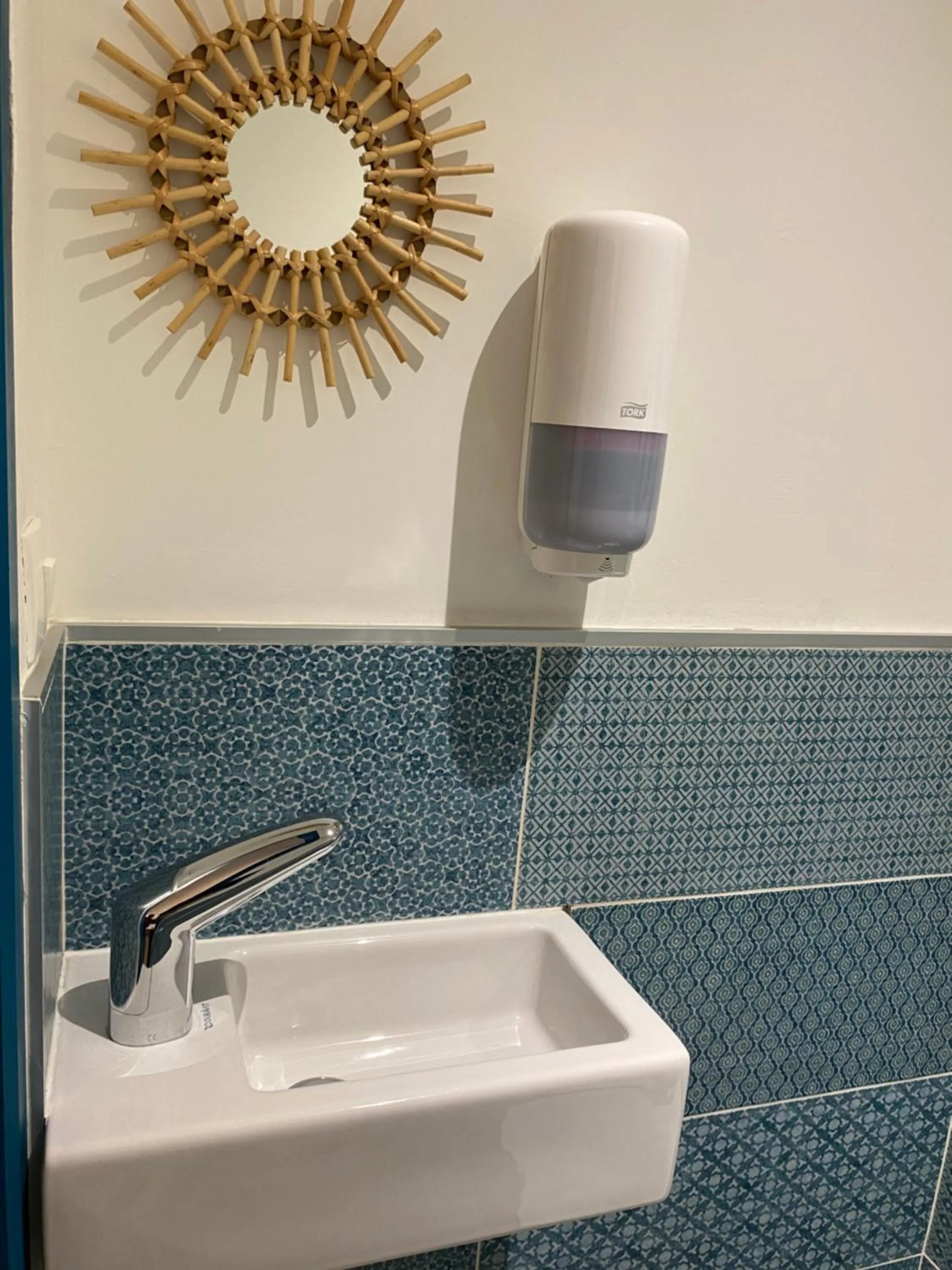 Toilet in Hôtel Le Neptune en Camargue