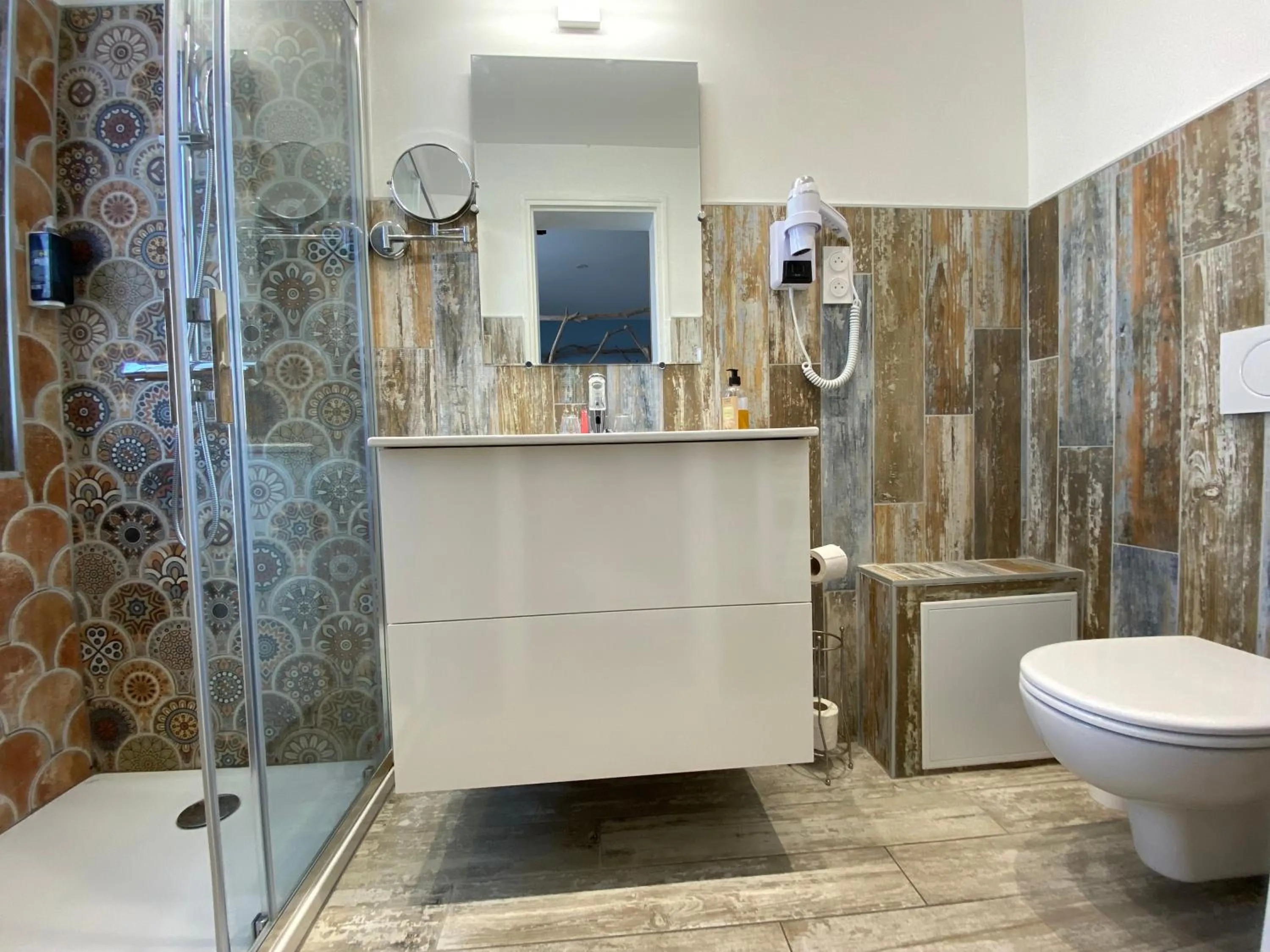 Shower in Hôtel Le Neptune en Camargue