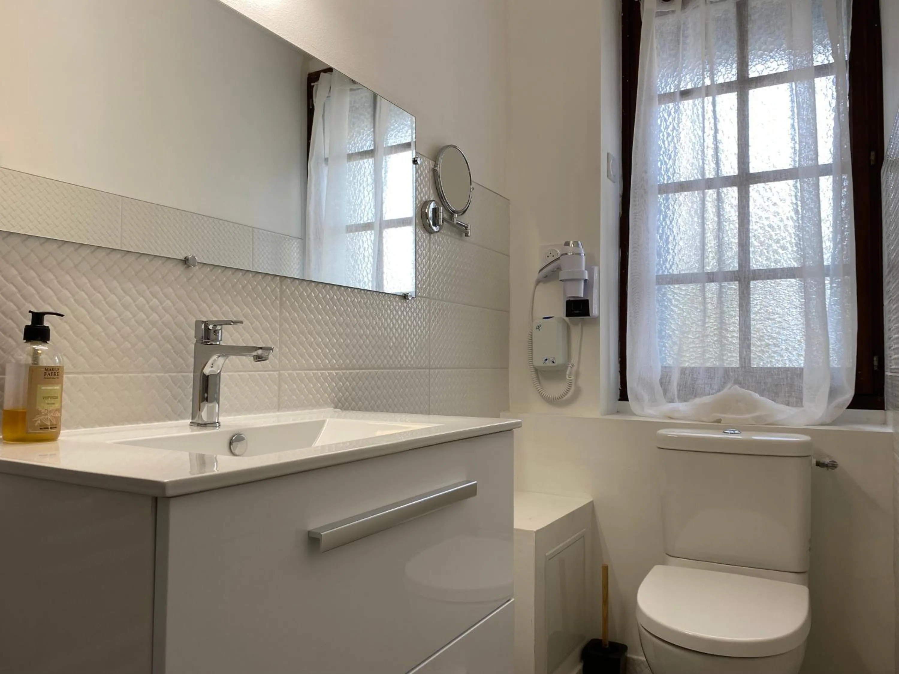 Shower in Hôtel Le Neptune en Camargue