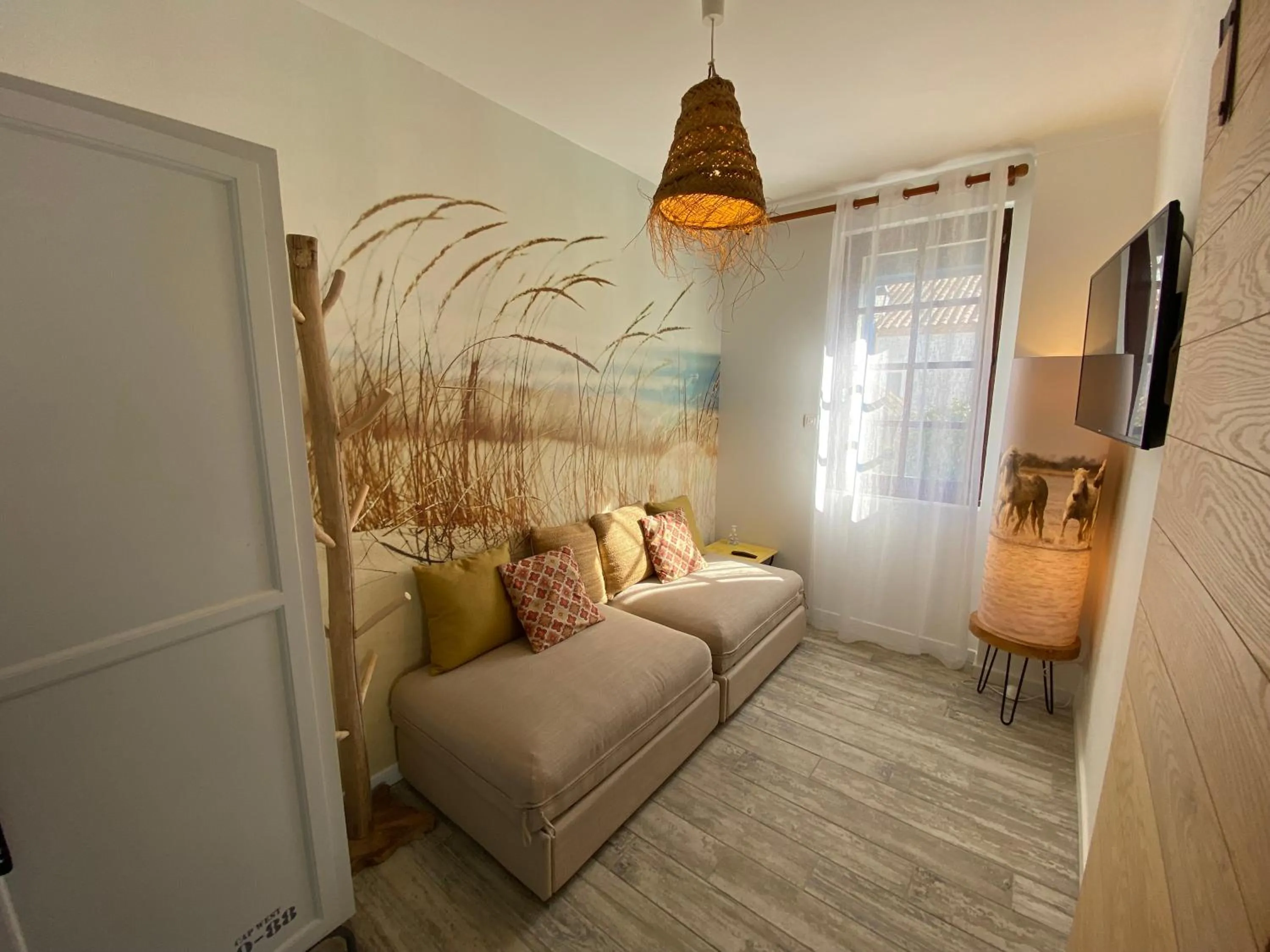 TV and multimedia, Bed in Hôtel Le Neptune en Camargue