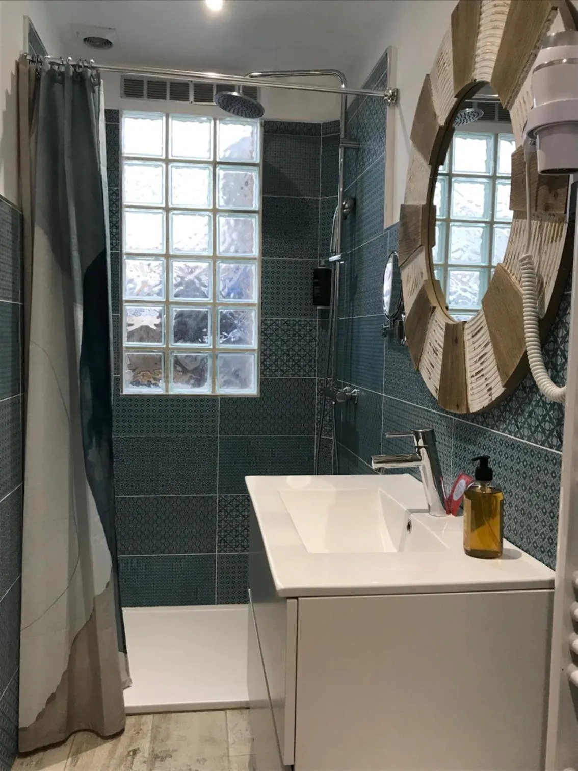 Shower in Hôtel Le Neptune en Camargue