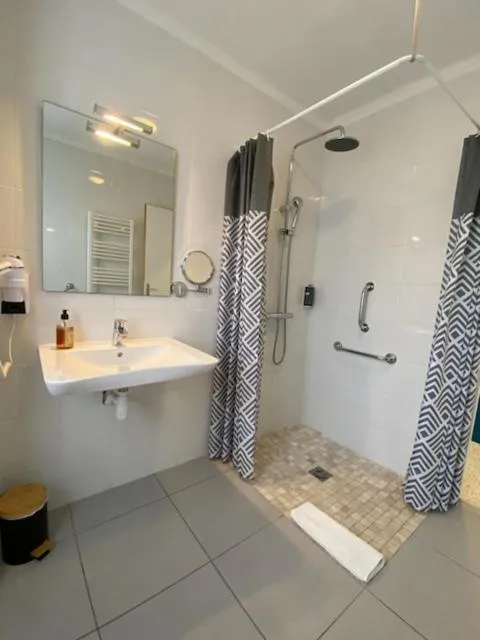 Shower in Hôtel Le Neptune en Camargue