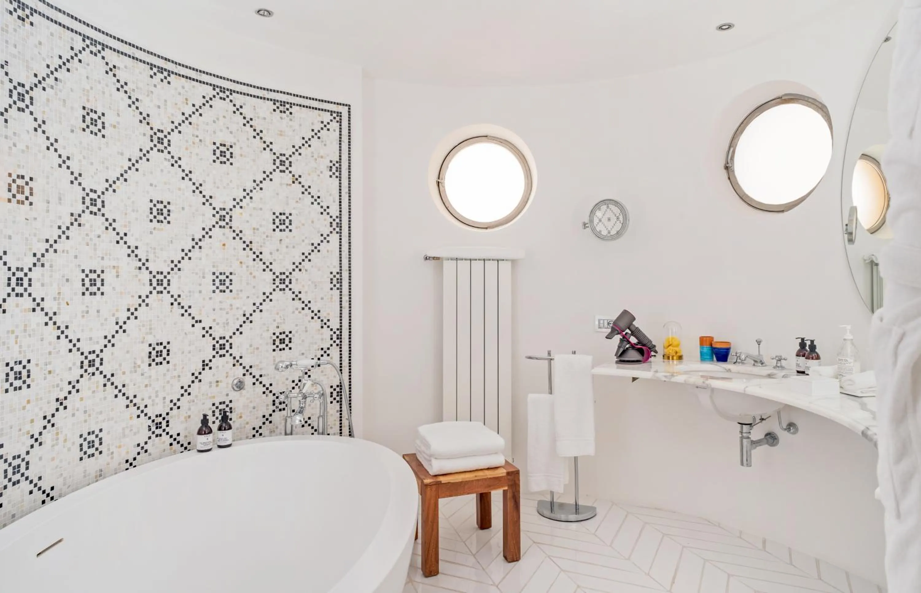 Bathroom, Bed in Villa Treville