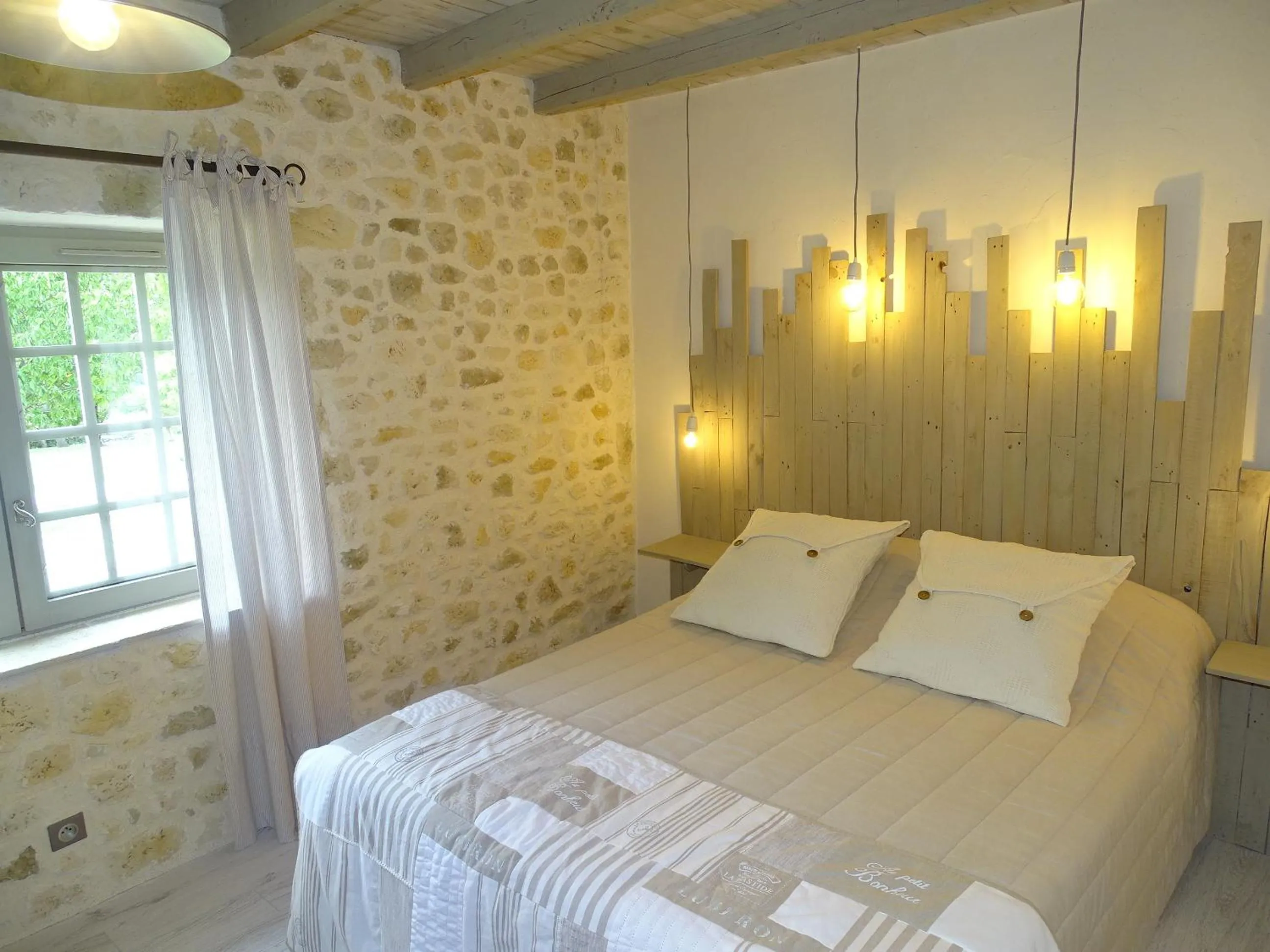 Decorative detail, Bed in Chambres d'Hôtes Domaine de Beunes