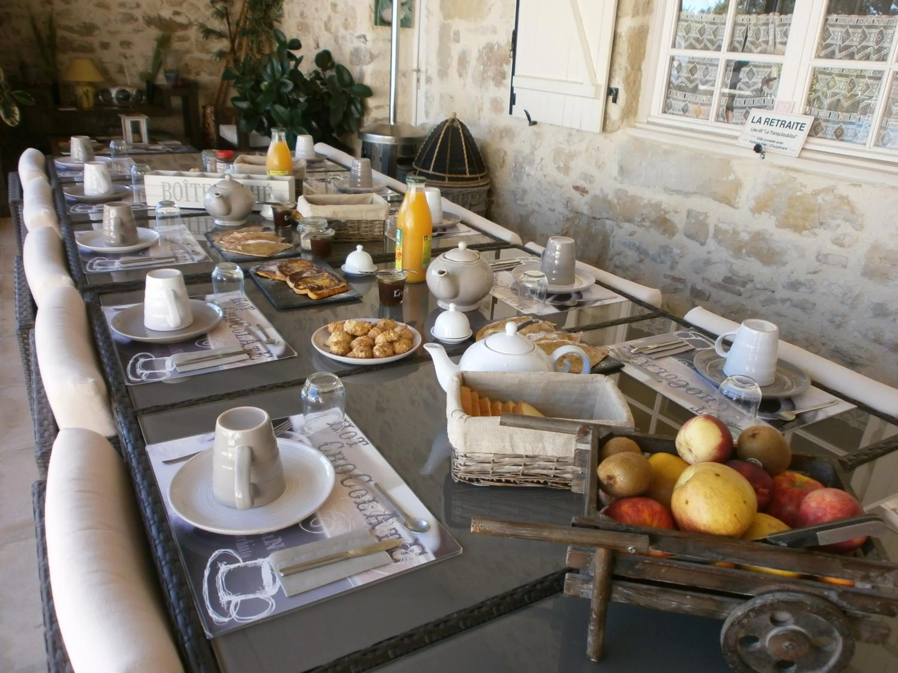 Continental breakfast in Chambres d'Hôtes Domaine de Beunes