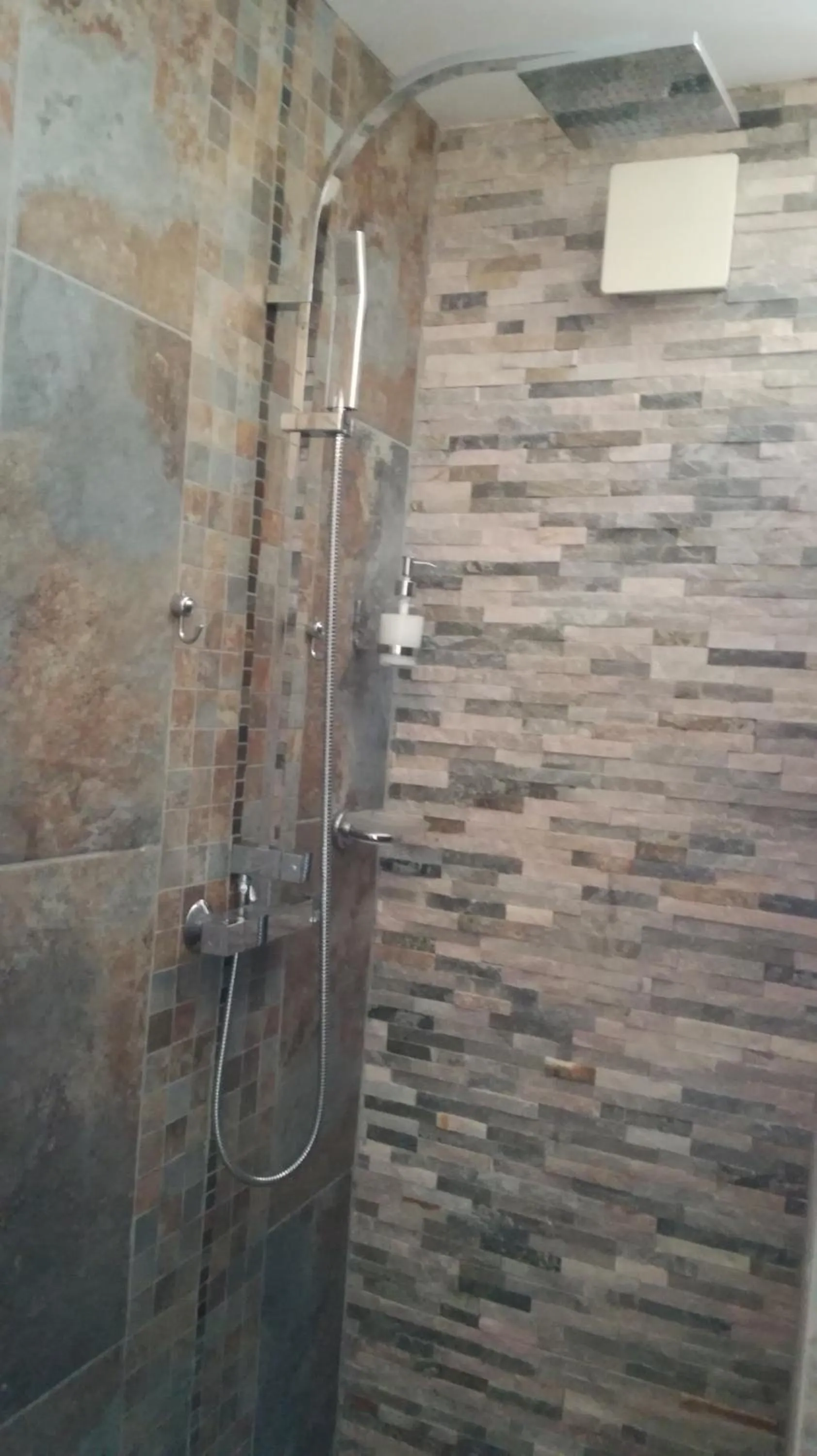 Shower in Chambres d'Hôtes Domaine de Beunes