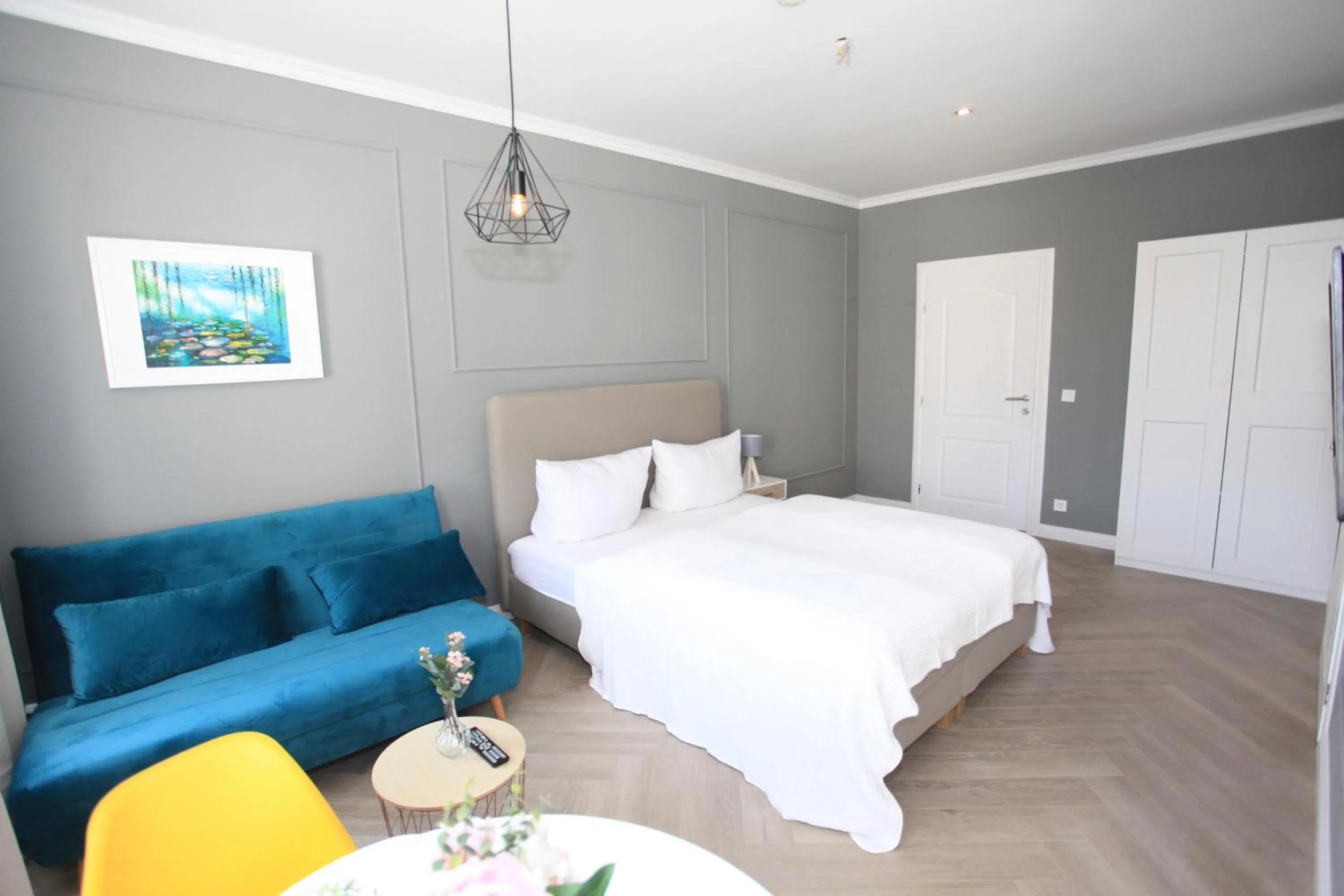 Living room, Bed in Zollikof Aparts - Sauna & Studioapartments