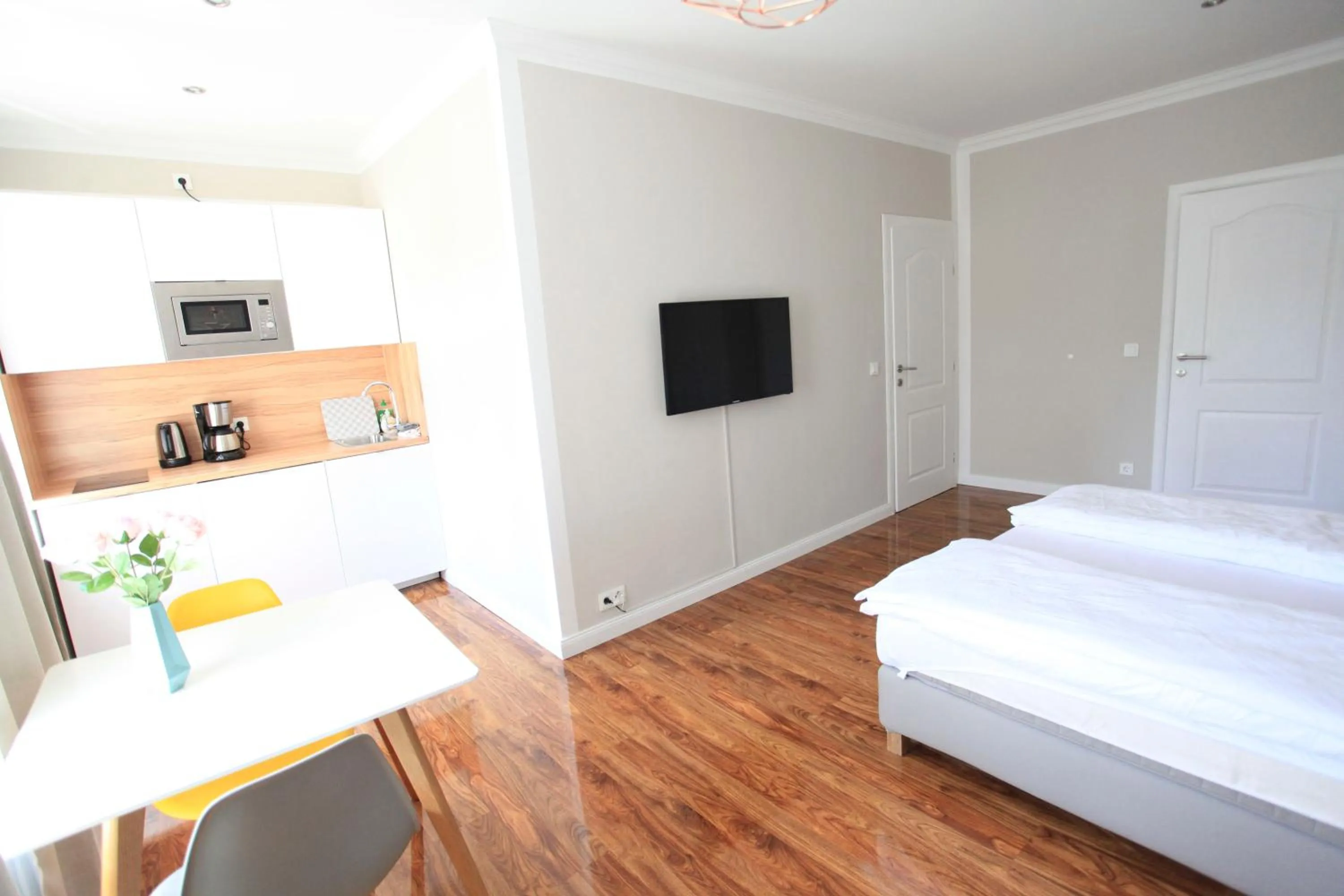 TV and multimedia, Bed in Zollikof Aparts - Sauna & Studioapartments
