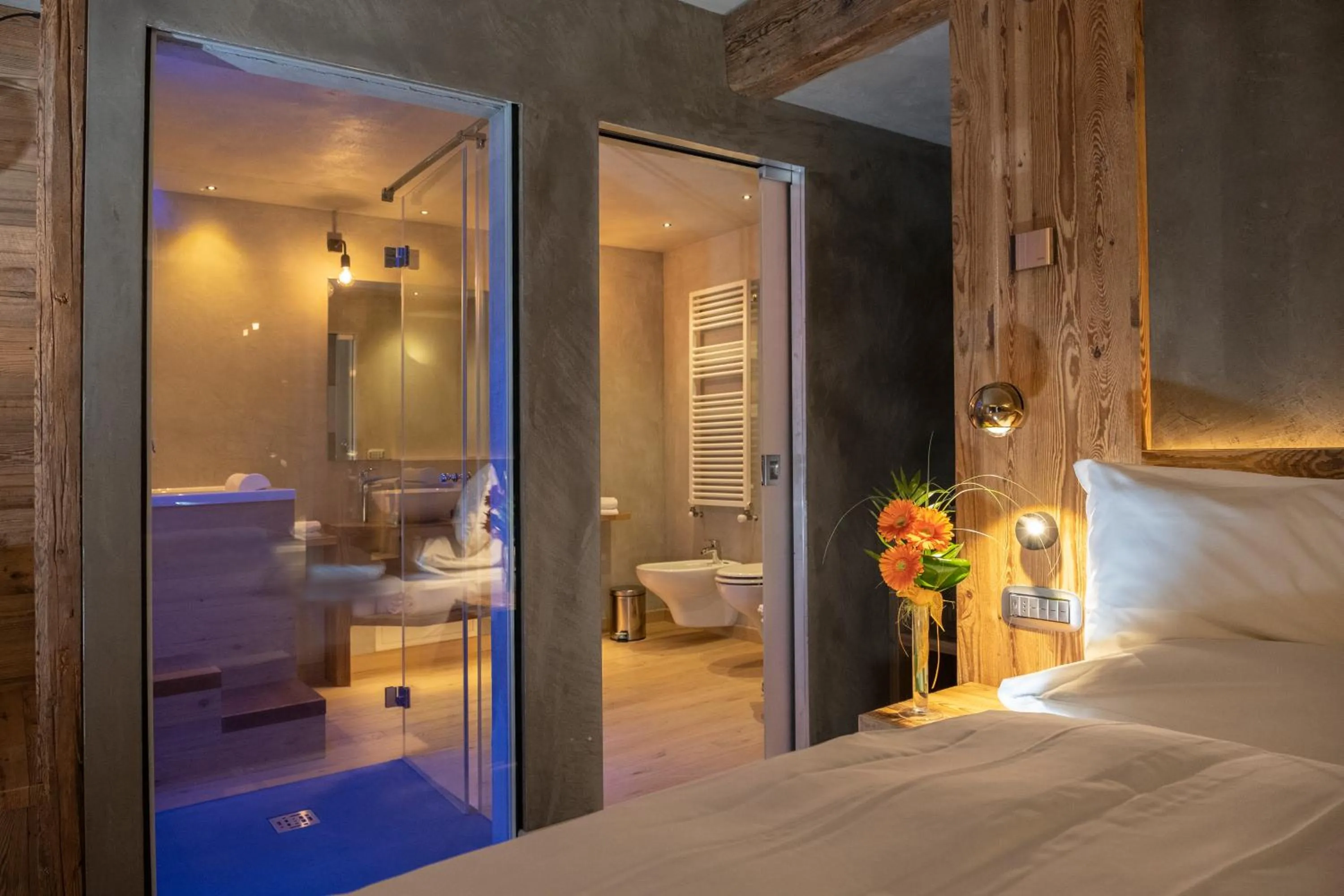 Bathroom, Bed in La Roccia Wellness Hotel