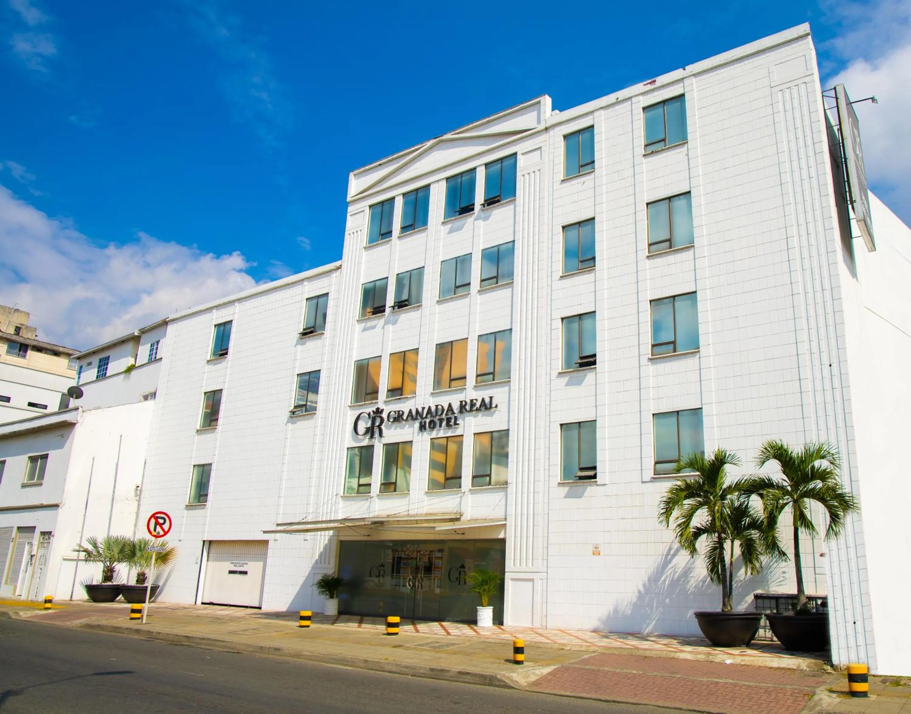 TAMA Hotel Granada Real Cali