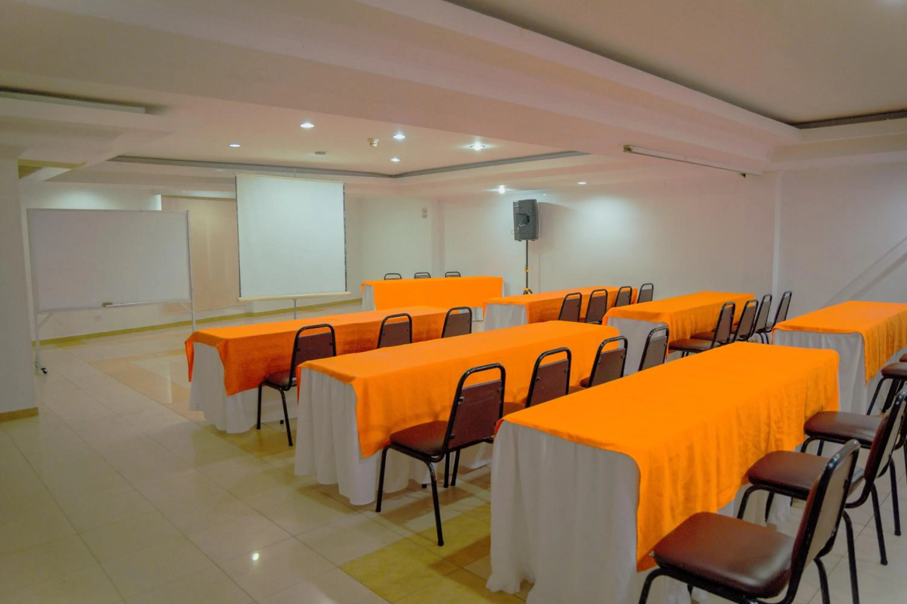 TAMA Hotel Granada Real Cali