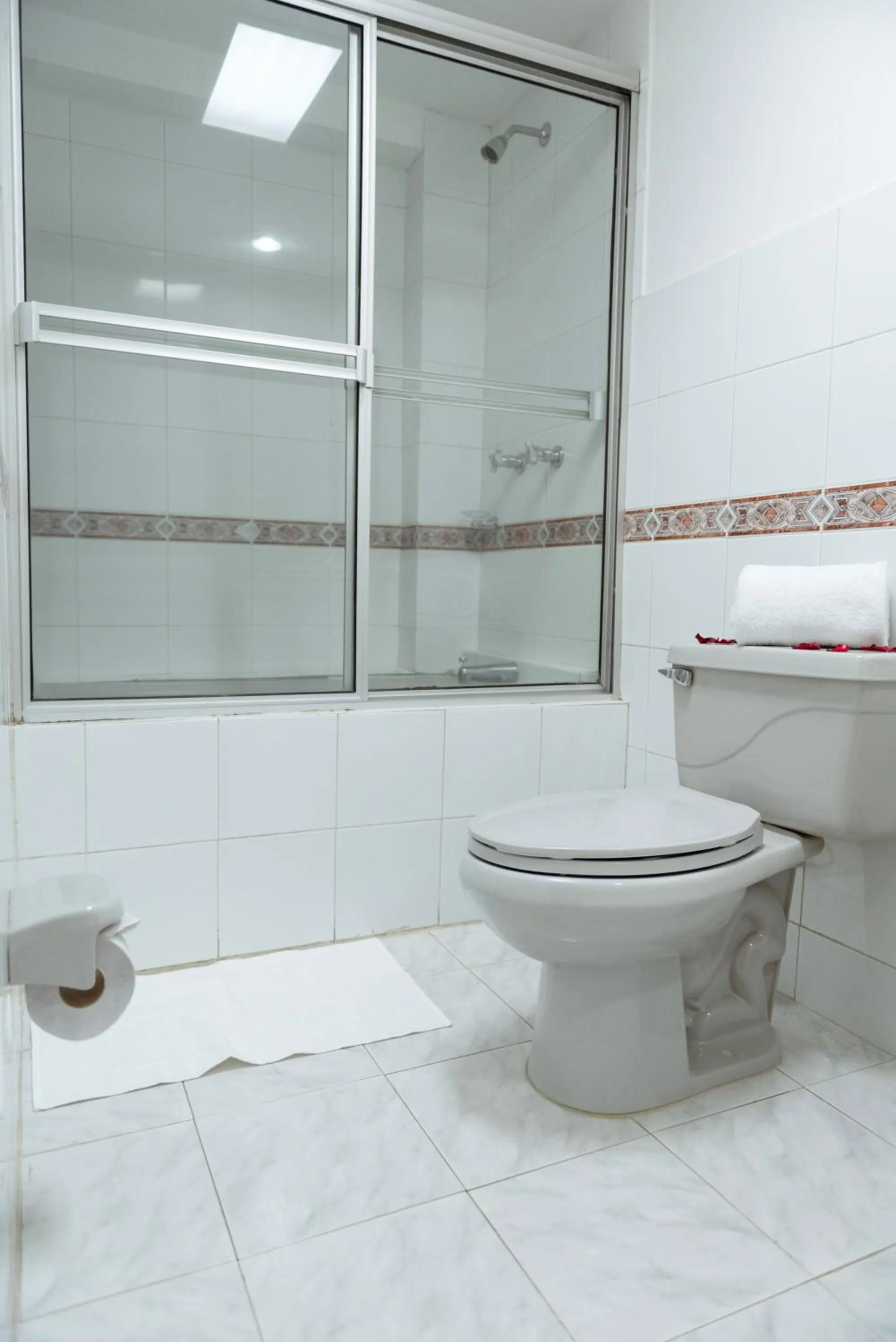 Bathroom in TAMA Hotel Granada Real Cali