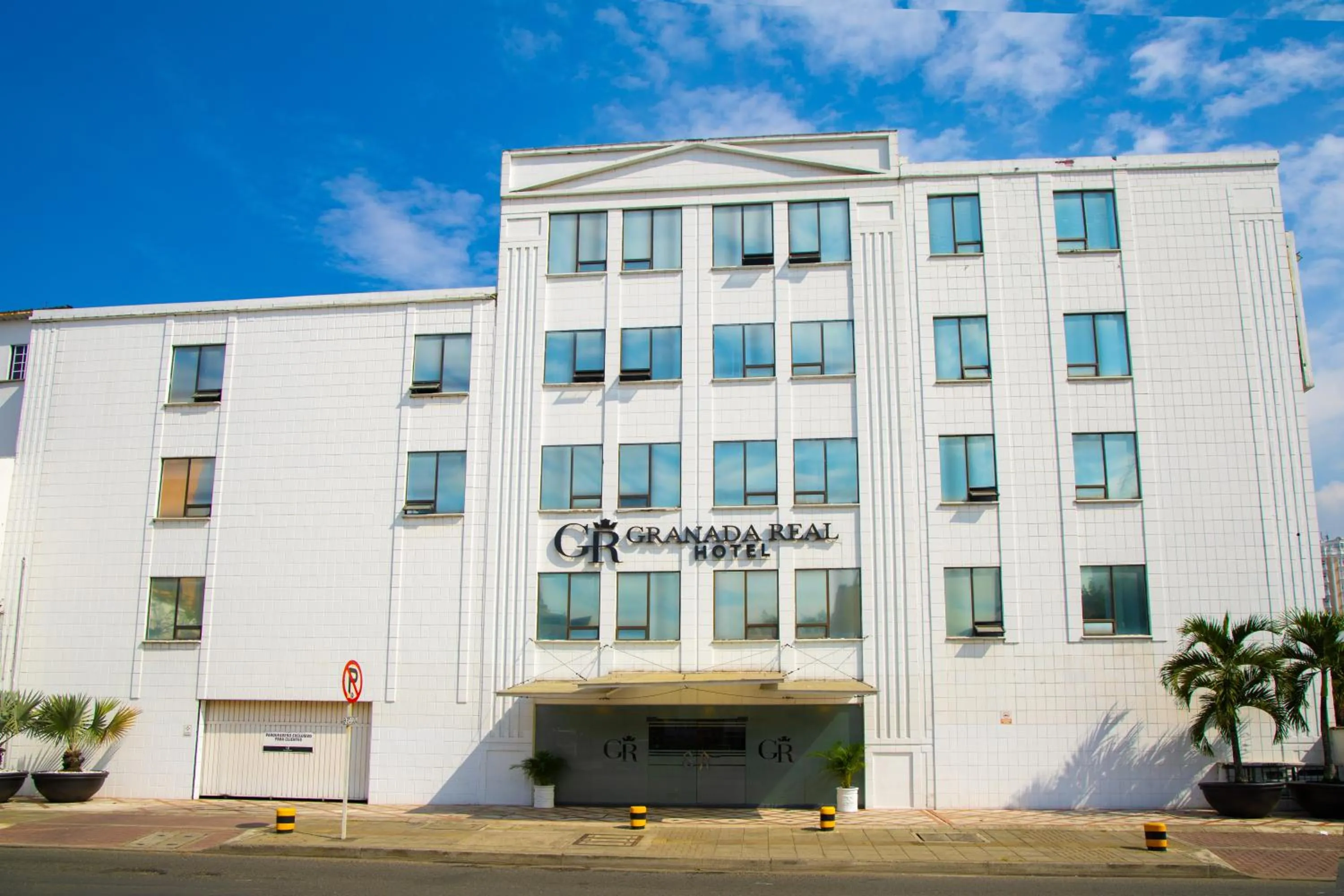 TAMA Hotel Granada Real Cali