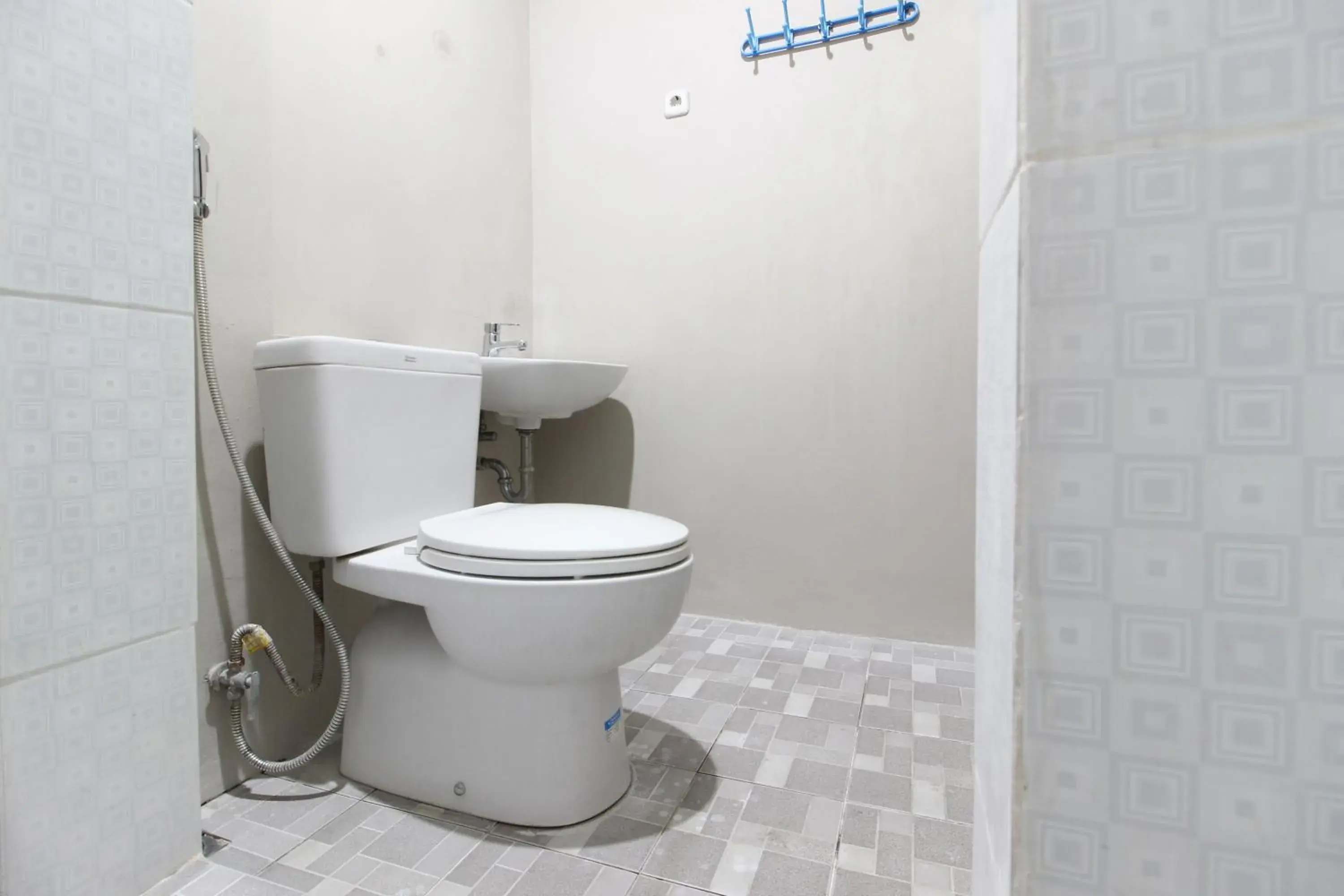 Shower in RedDoorz near Solo Balapan Station 2 Shower in RedDoorz near Solo Balapan Station 2