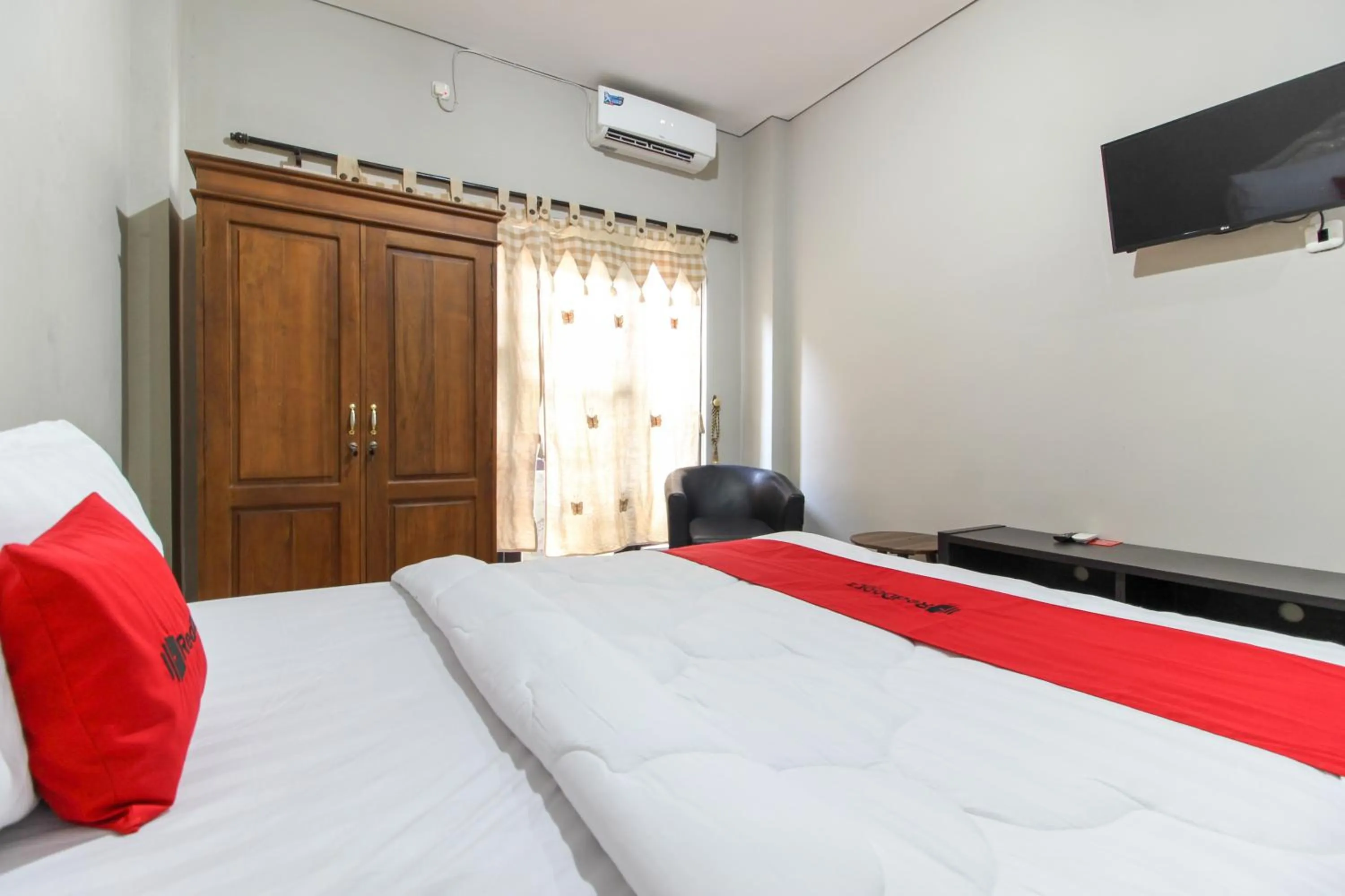 Bed in RedDoorz near Solo Balapan Station 2