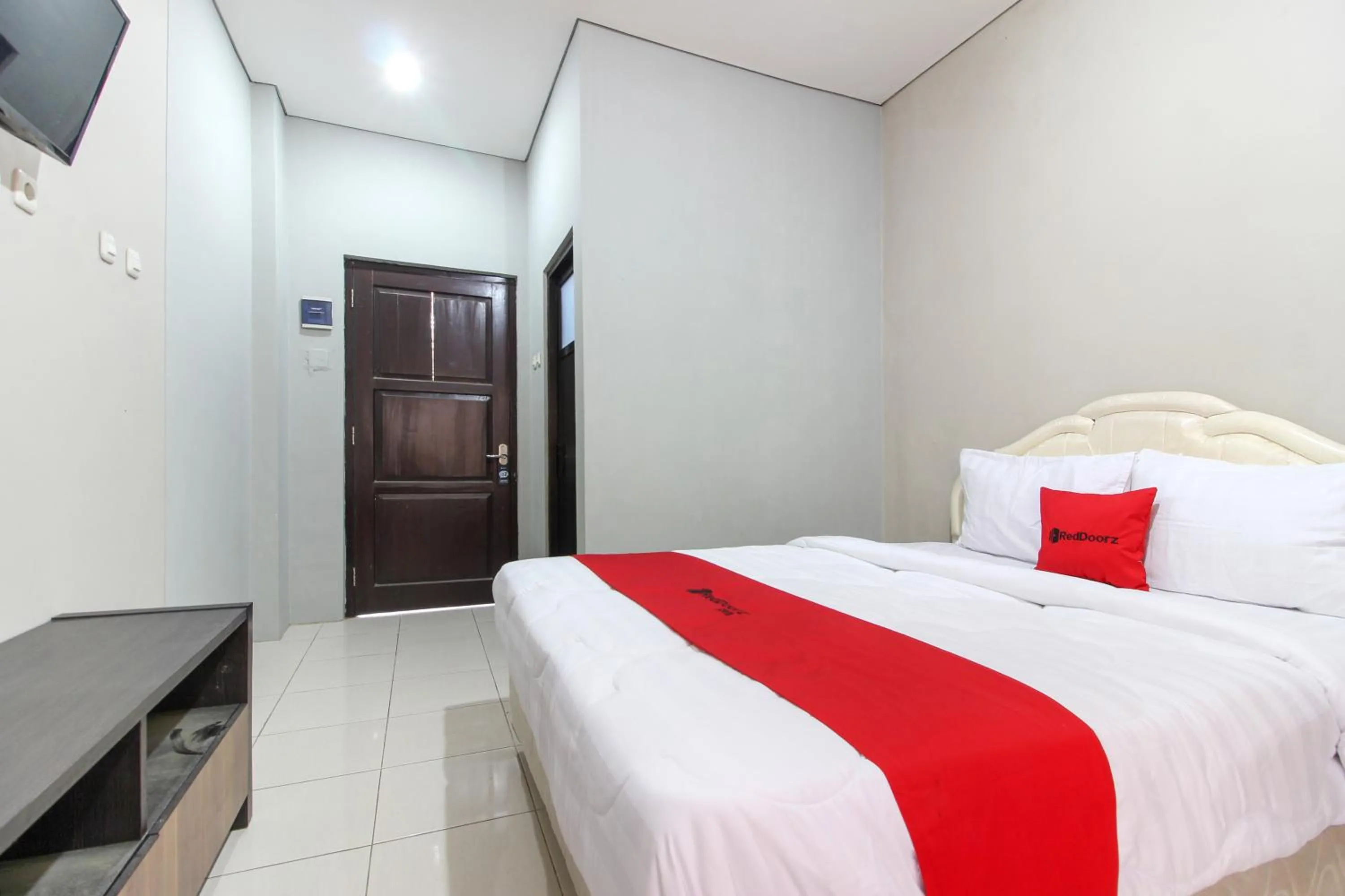 Bed in RedDoorz near Solo Balapan Station 2