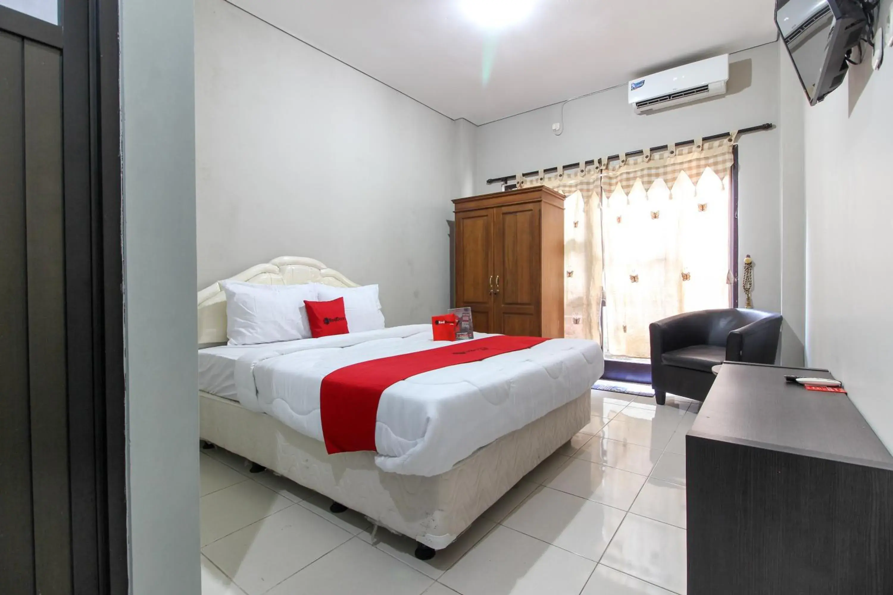 Double Room in RedDoorz near Solo Balapan Station 2 Double Room in RedDoorz near Solo Balapan Station 2