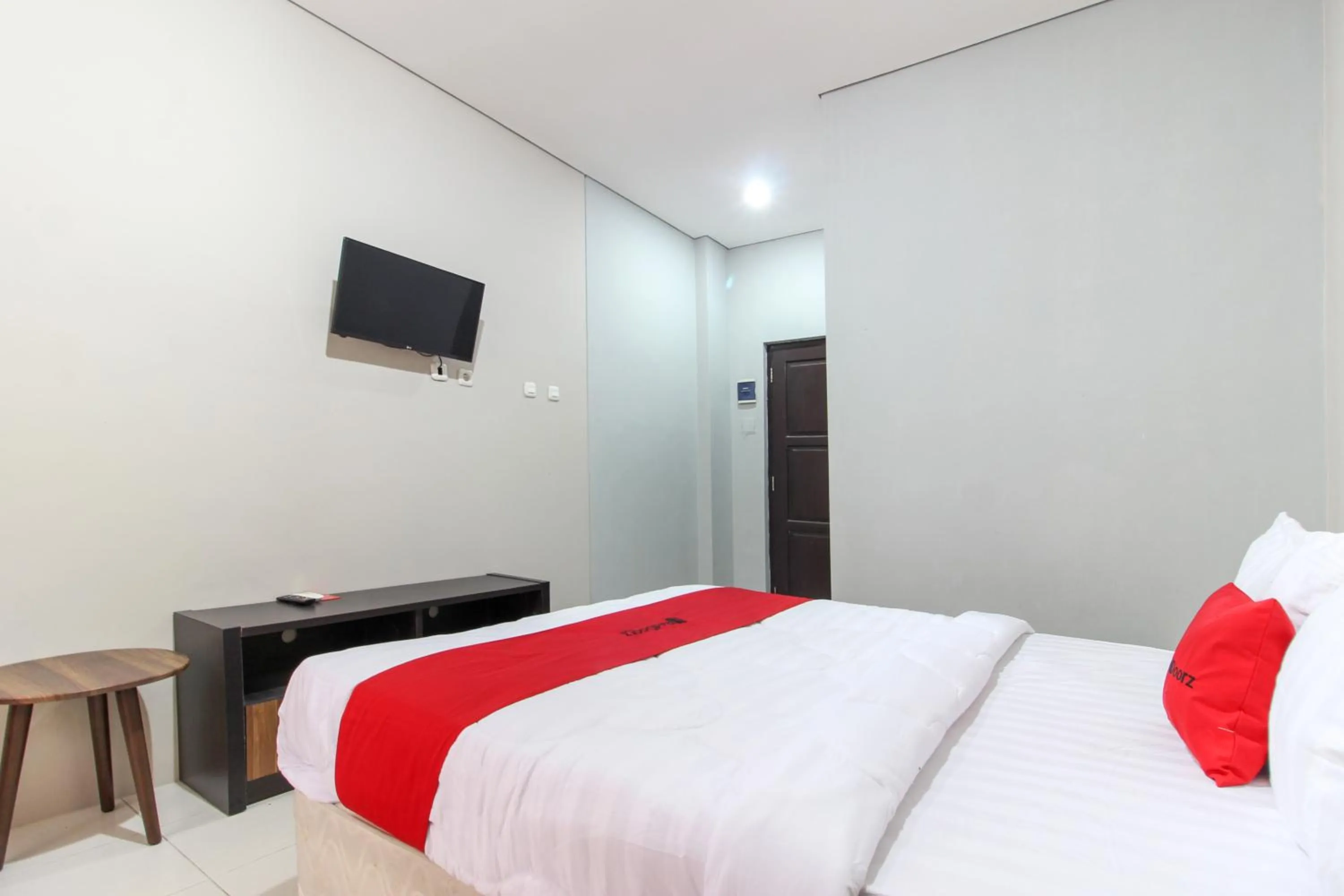Bed in RedDoorz near Solo Balapan Station 2