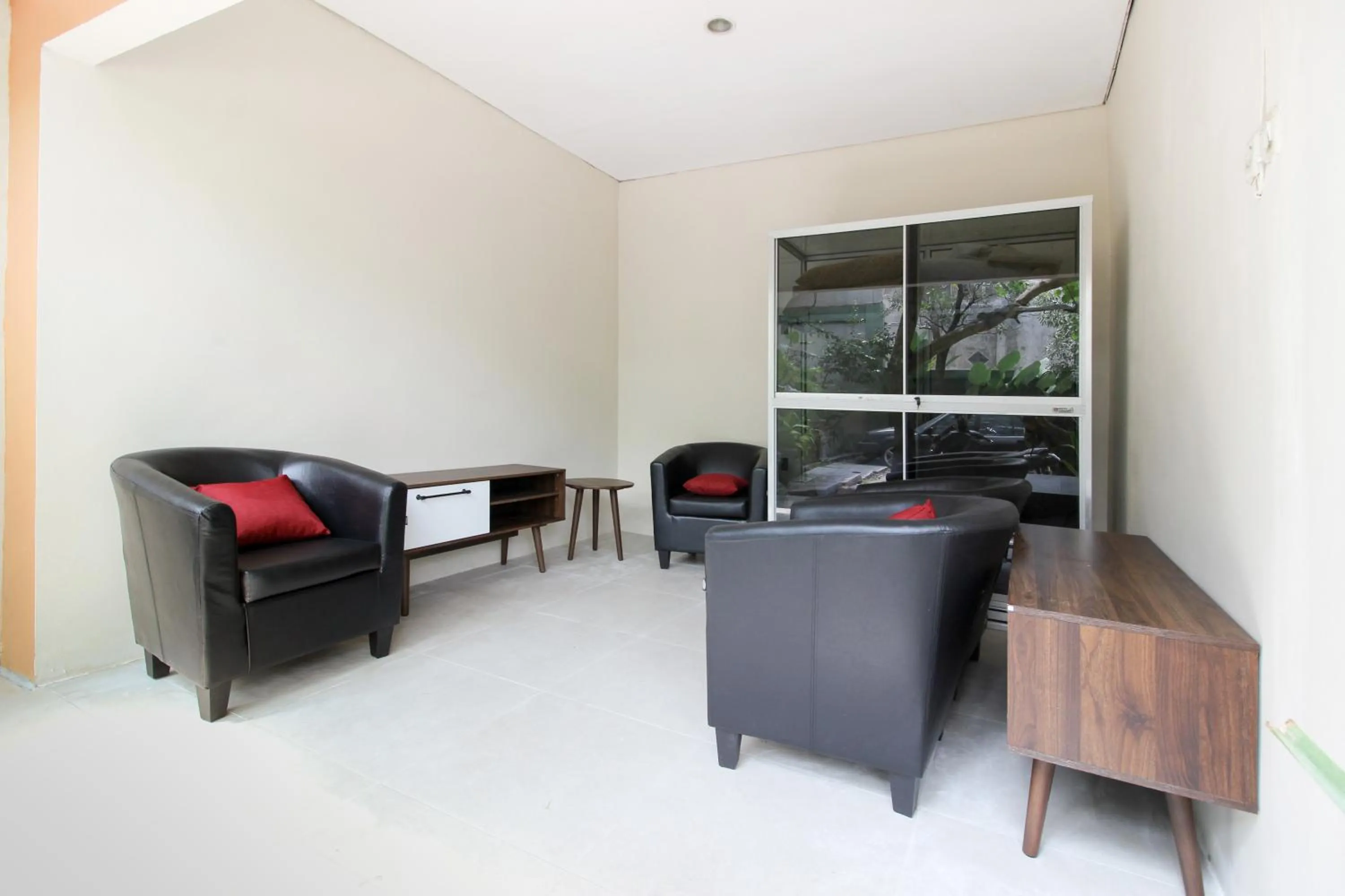 Living room in RedDoorz near Solo Balapan Station 2