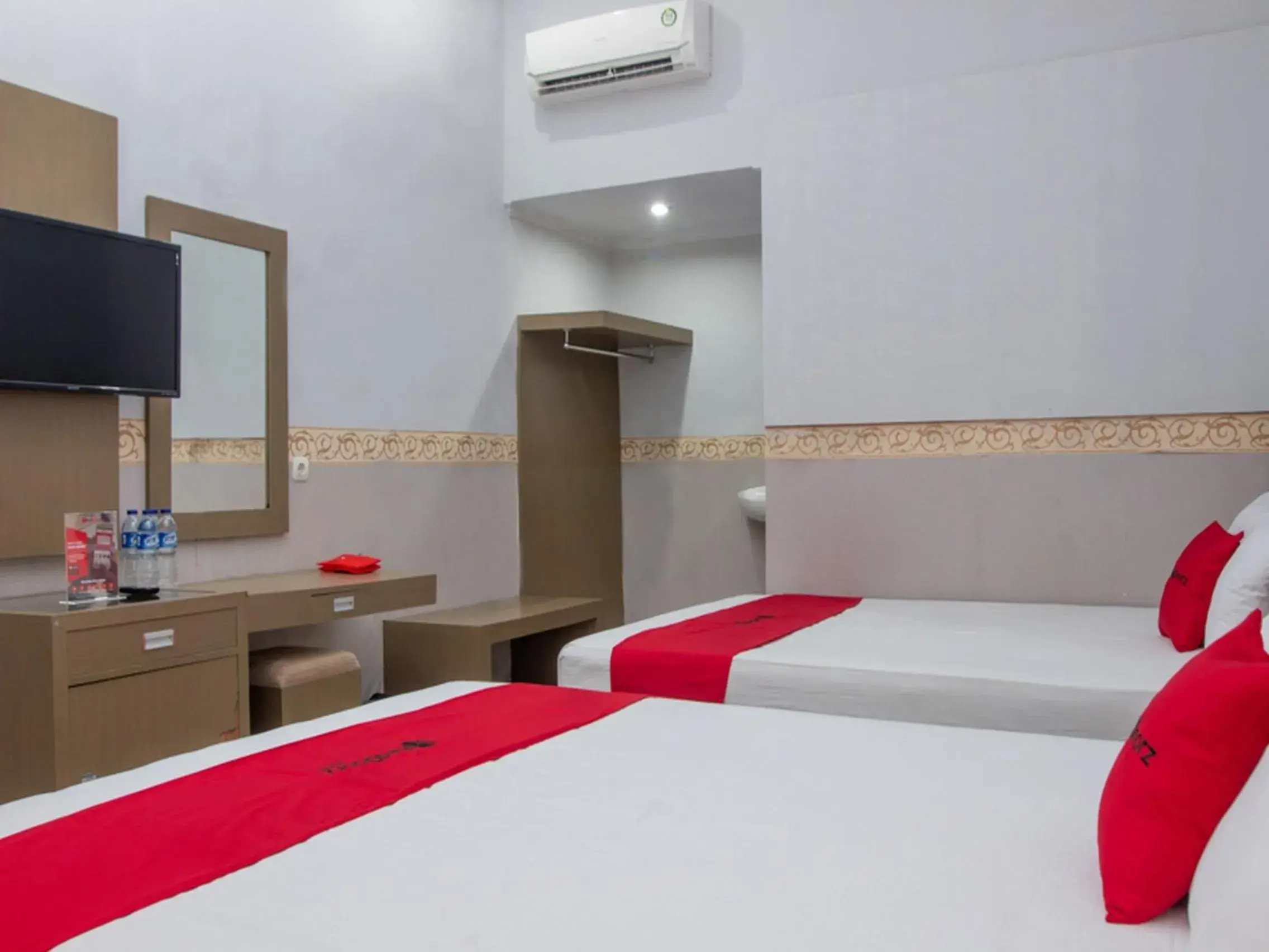 Bedroom, Bed in RedDoorz near Goa Panggung Bedroom, Bed in RedDoorz near Goa Panggung