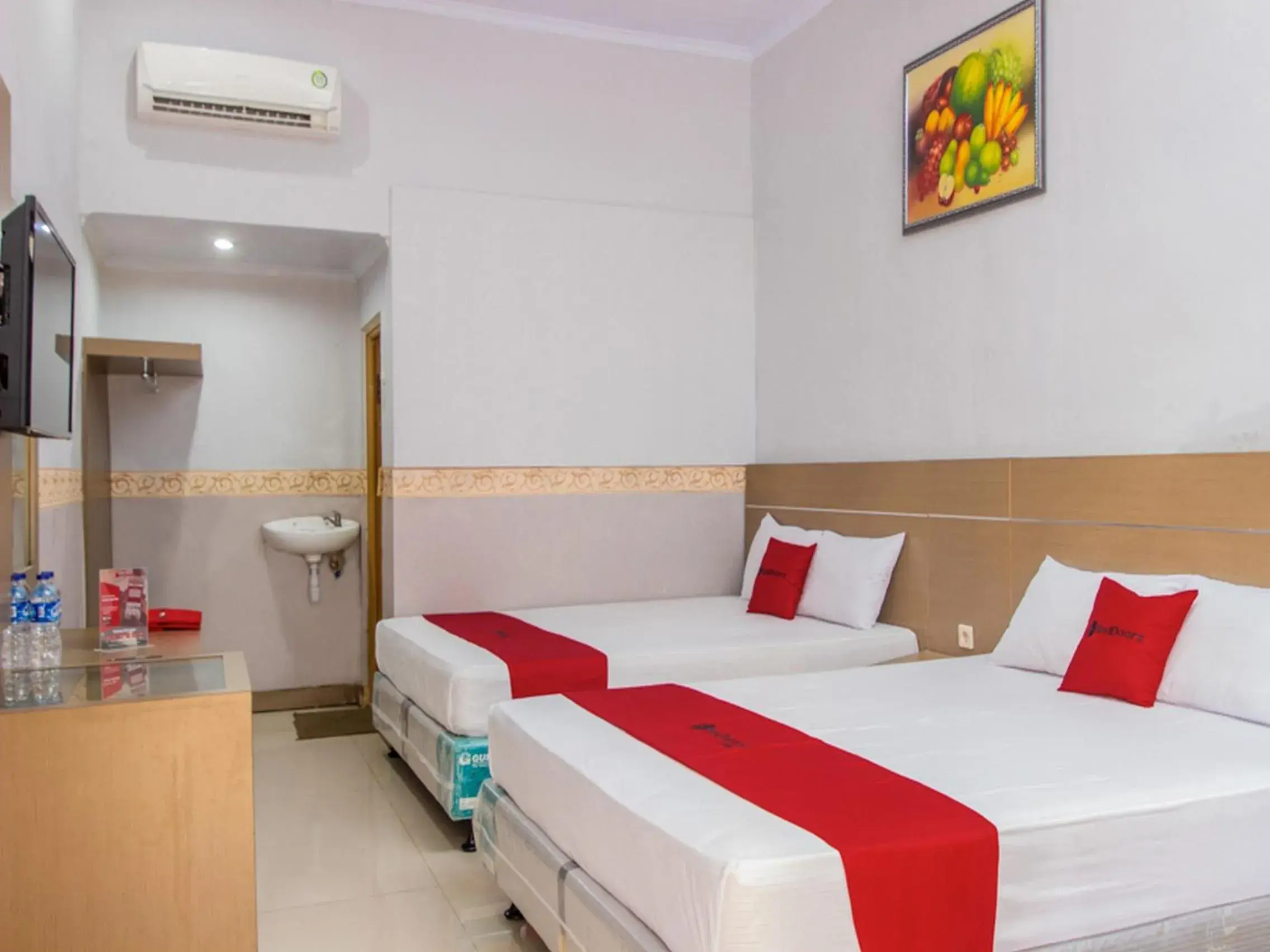 Bedroom, Bed in RedDoorz near Goa Panggung Bedroom, Bed in RedDoorz near Goa Panggung