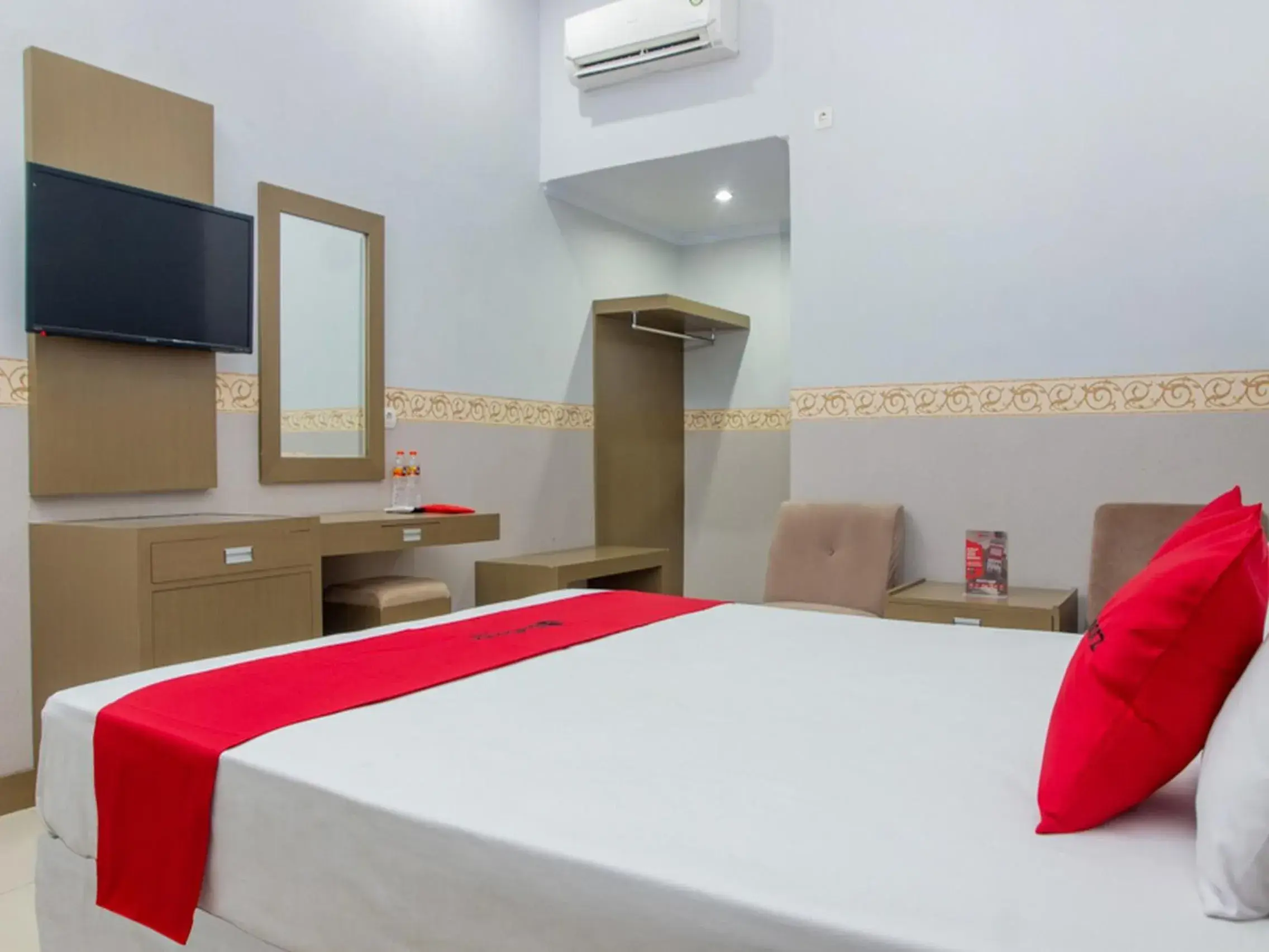 Bedroom, Bed in RedDoorz near Goa Panggung Bedroom, Bed in RedDoorz near Goa Panggung