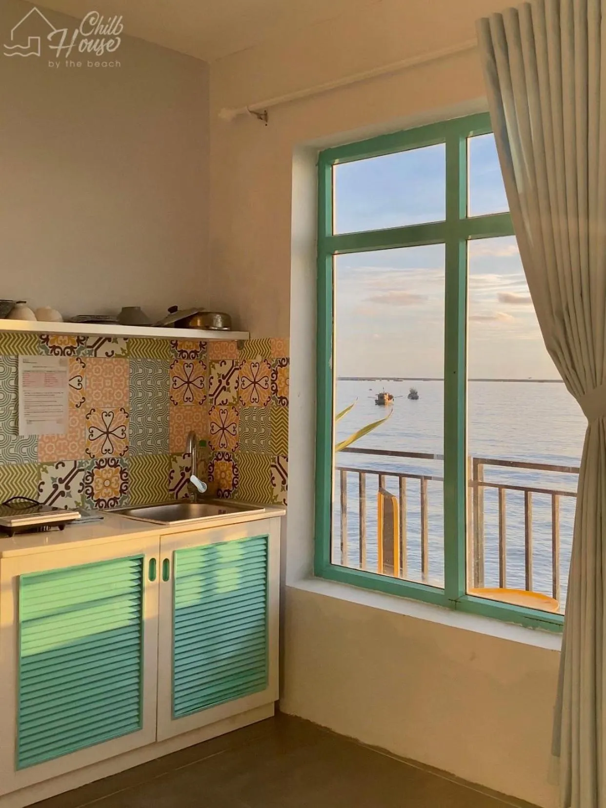 Kitchen or kitchenette in CHILL HOUSE by the beach