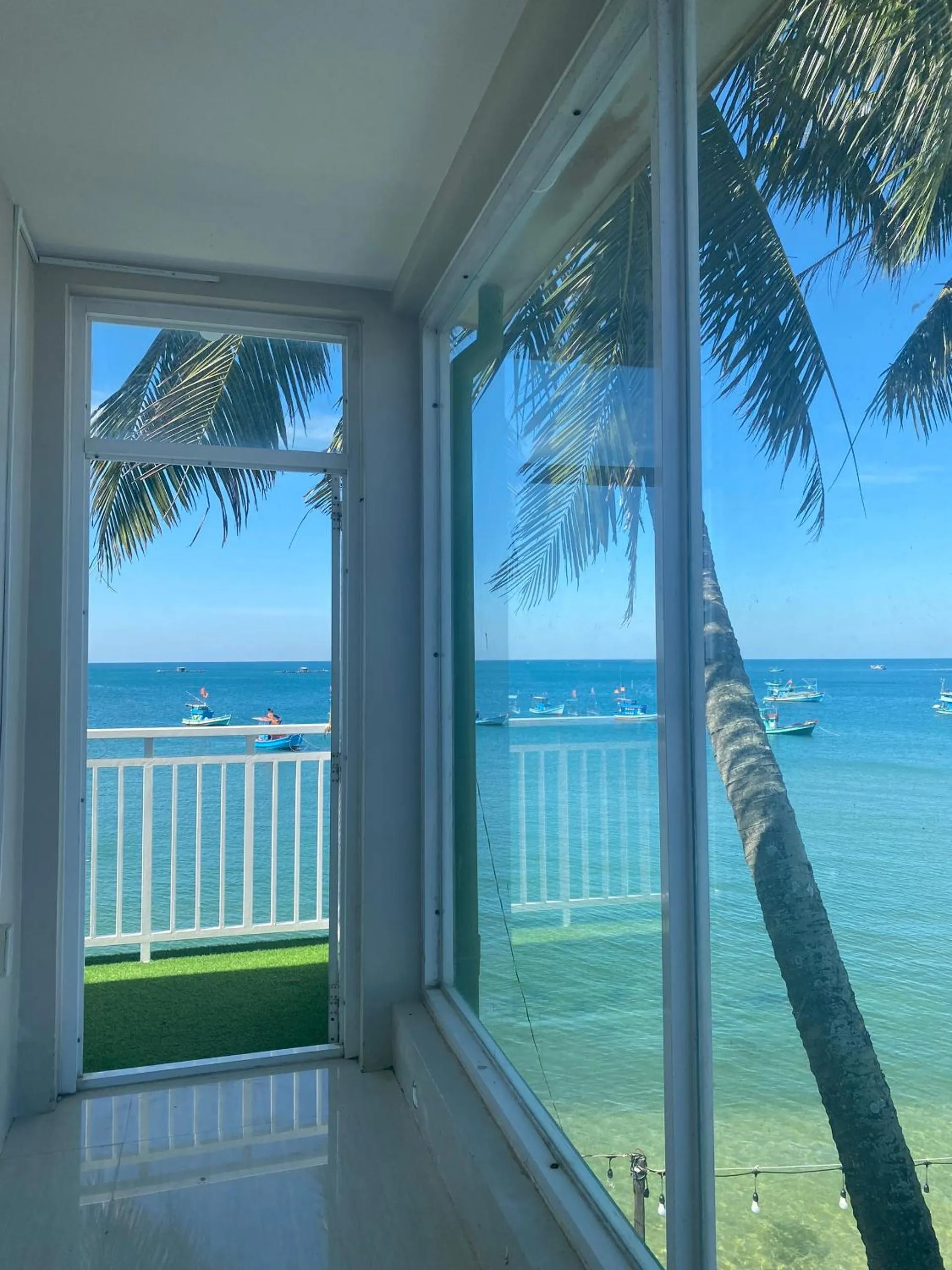 Day in CHILL HOUSE by the beach