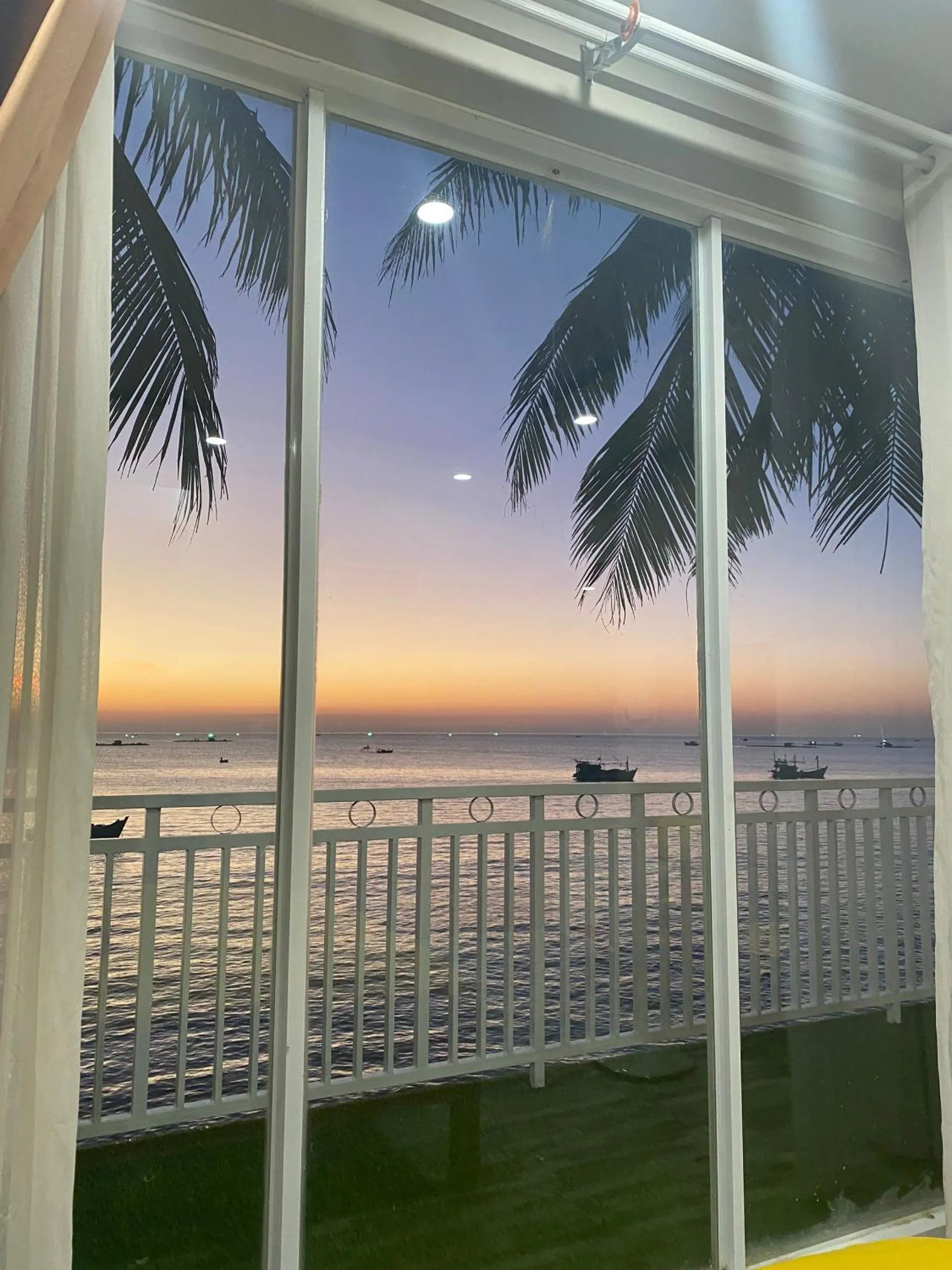 Day in CHILL HOUSE by the beach