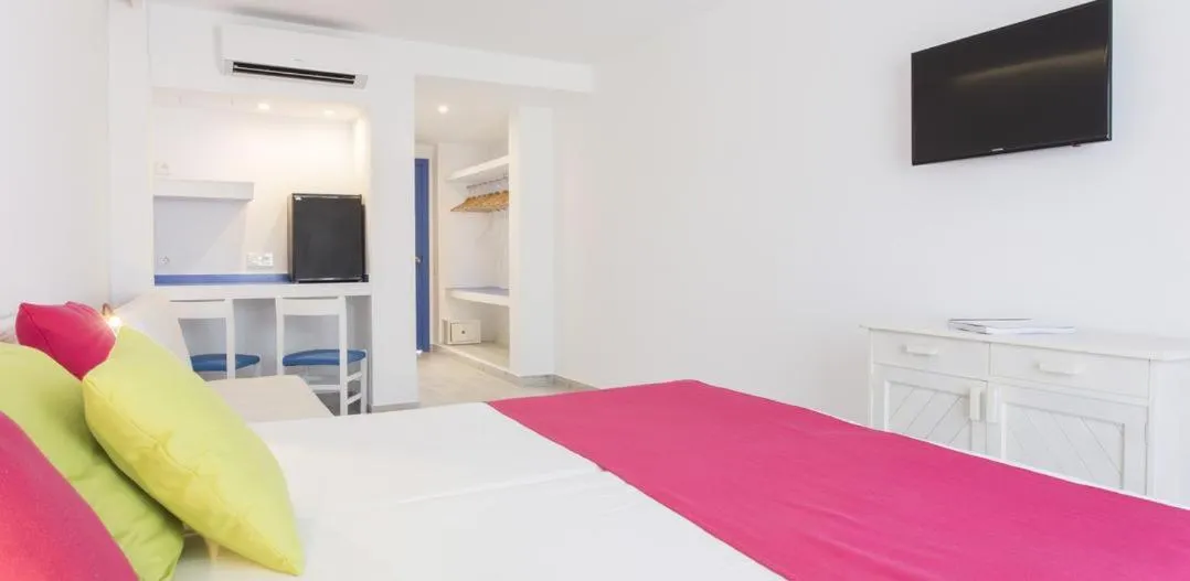 Photo of the whole room, Bed in Guya Wave Hotel