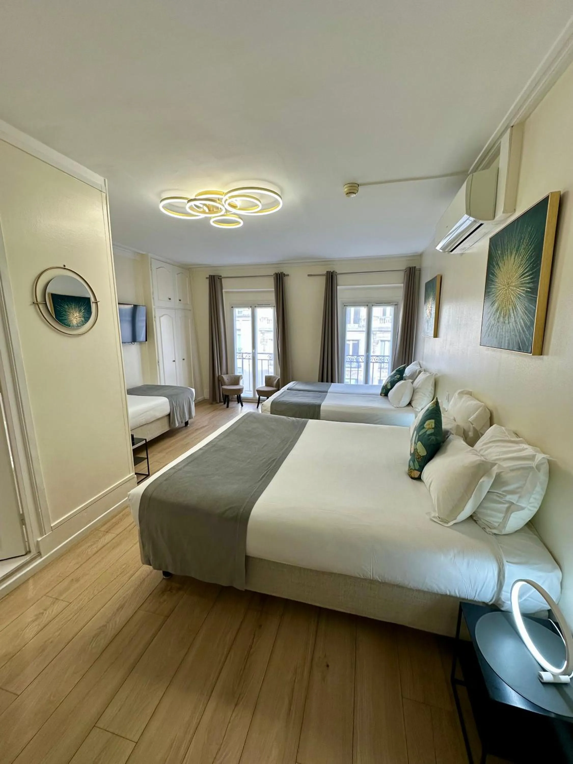 Bedroom, Bed in Hôtel Océanic - Grands Magasins