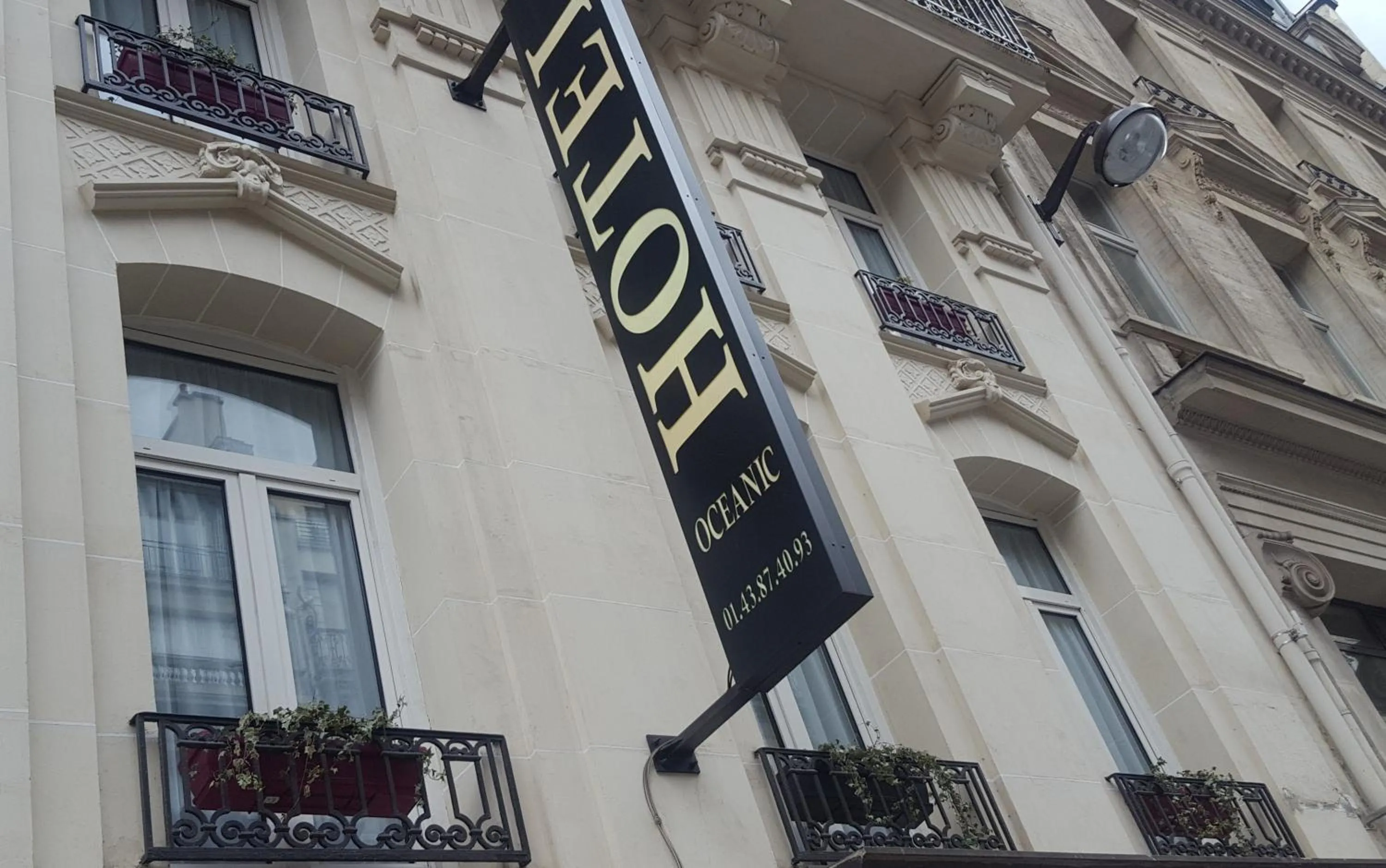 Facade/entrance in Hôtel Océanic - Grands Magasins