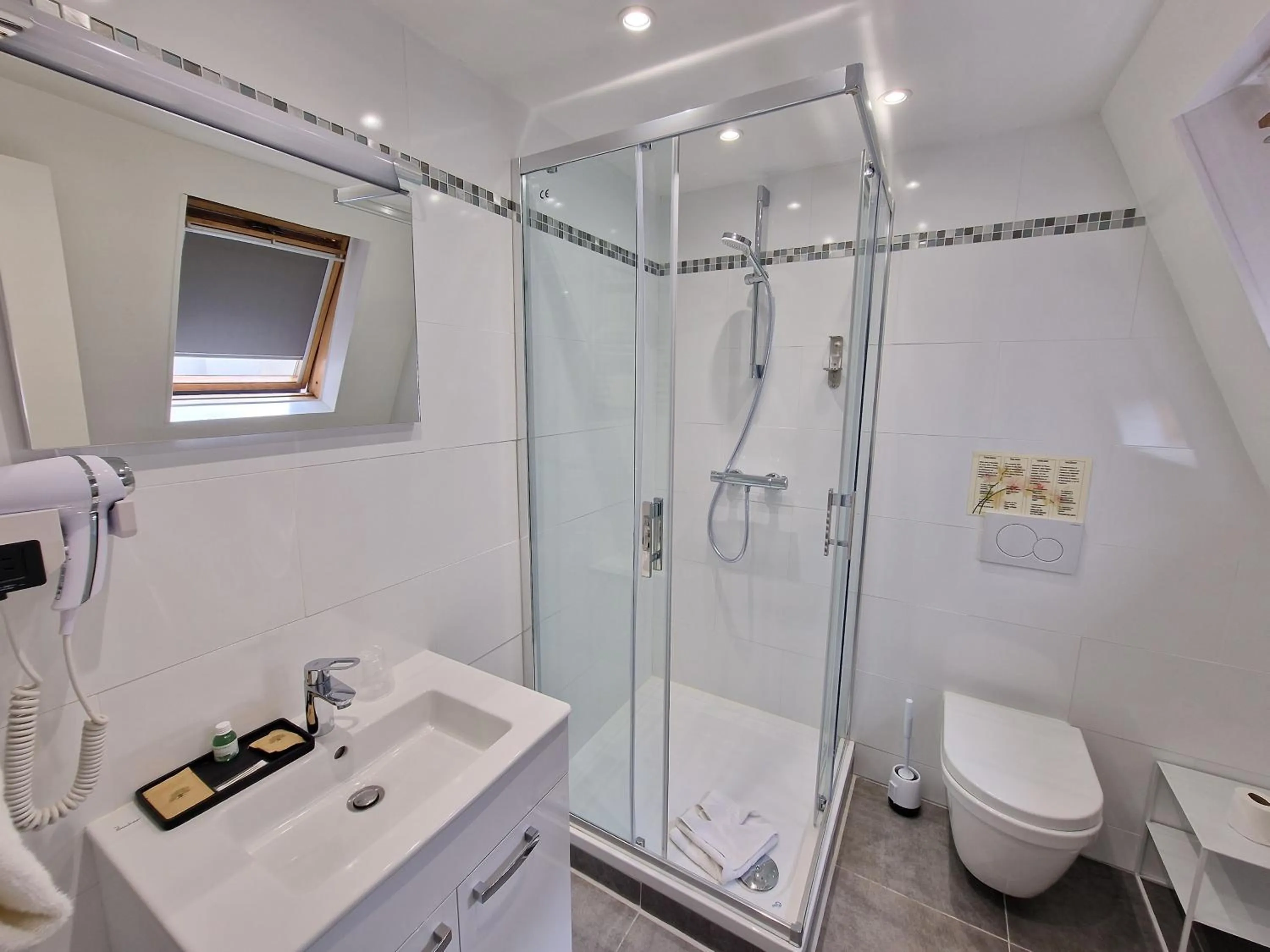 Bathroom in Hôtel Océanic - Grands Magasins