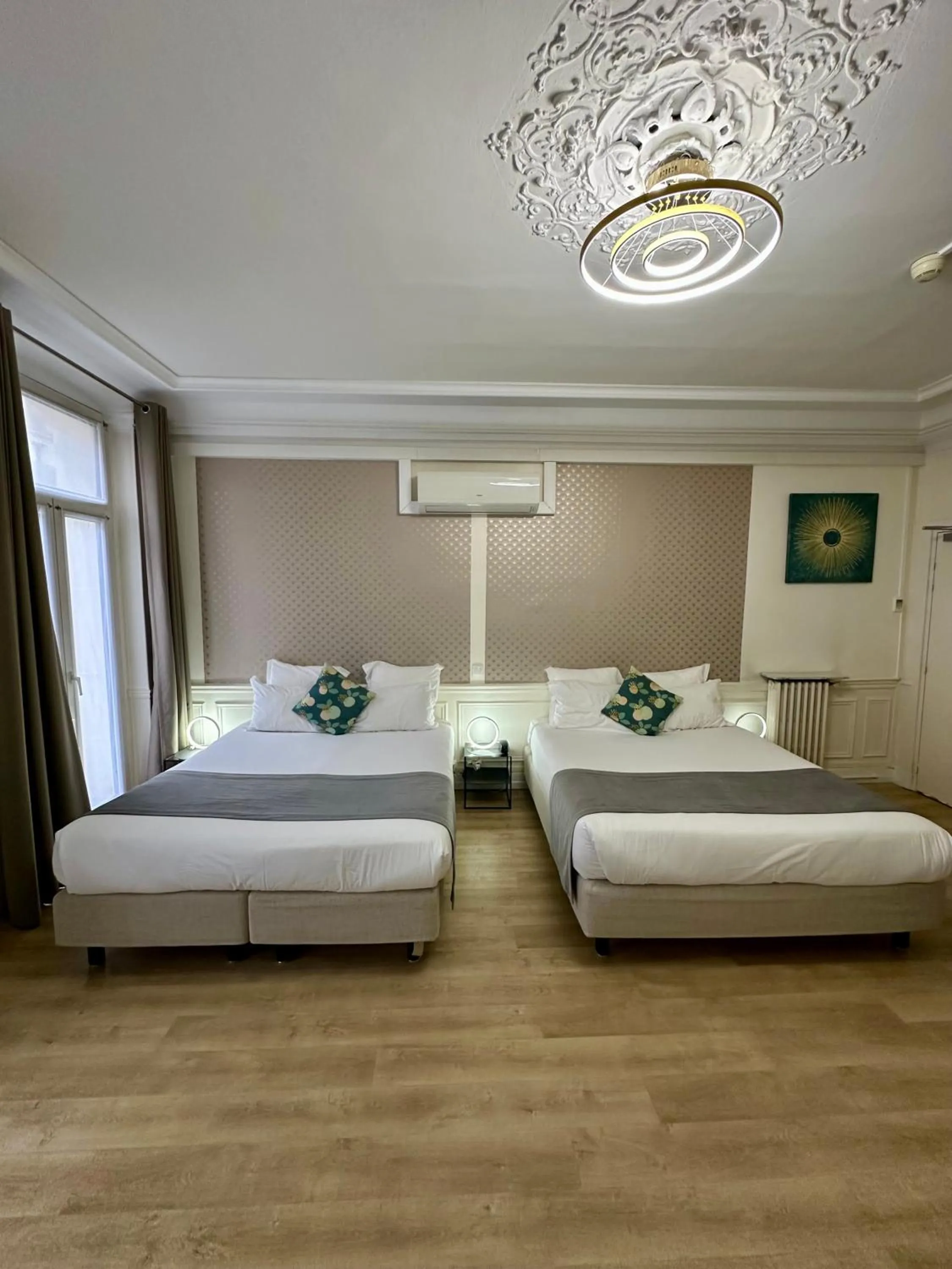 Bedroom, Bed in Hôtel Océanic - Grands Magasins