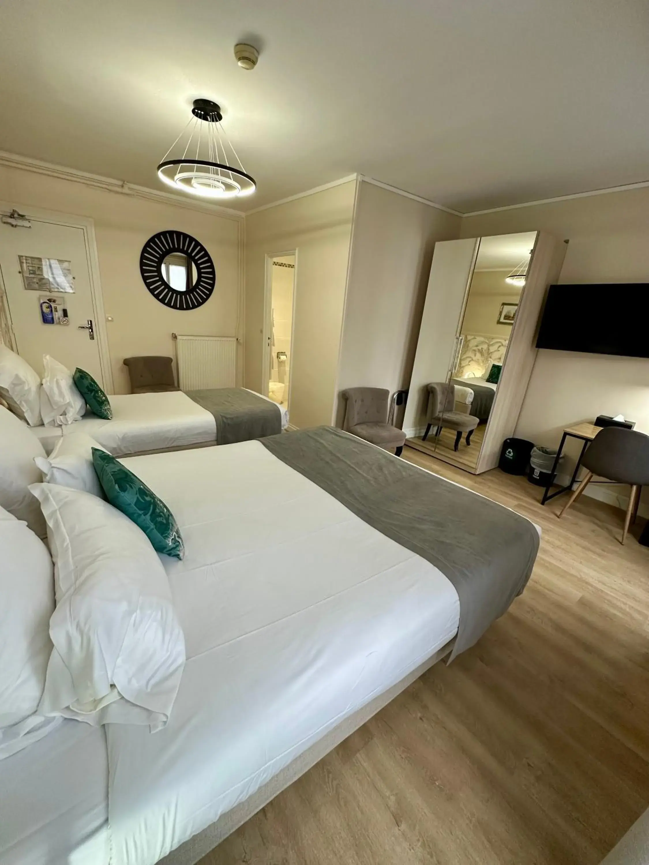 Standard Triple Room in Hôtel Océanic - Grands Magasins Standard Triple Room in Hôtel Océanic - Grands Magasins