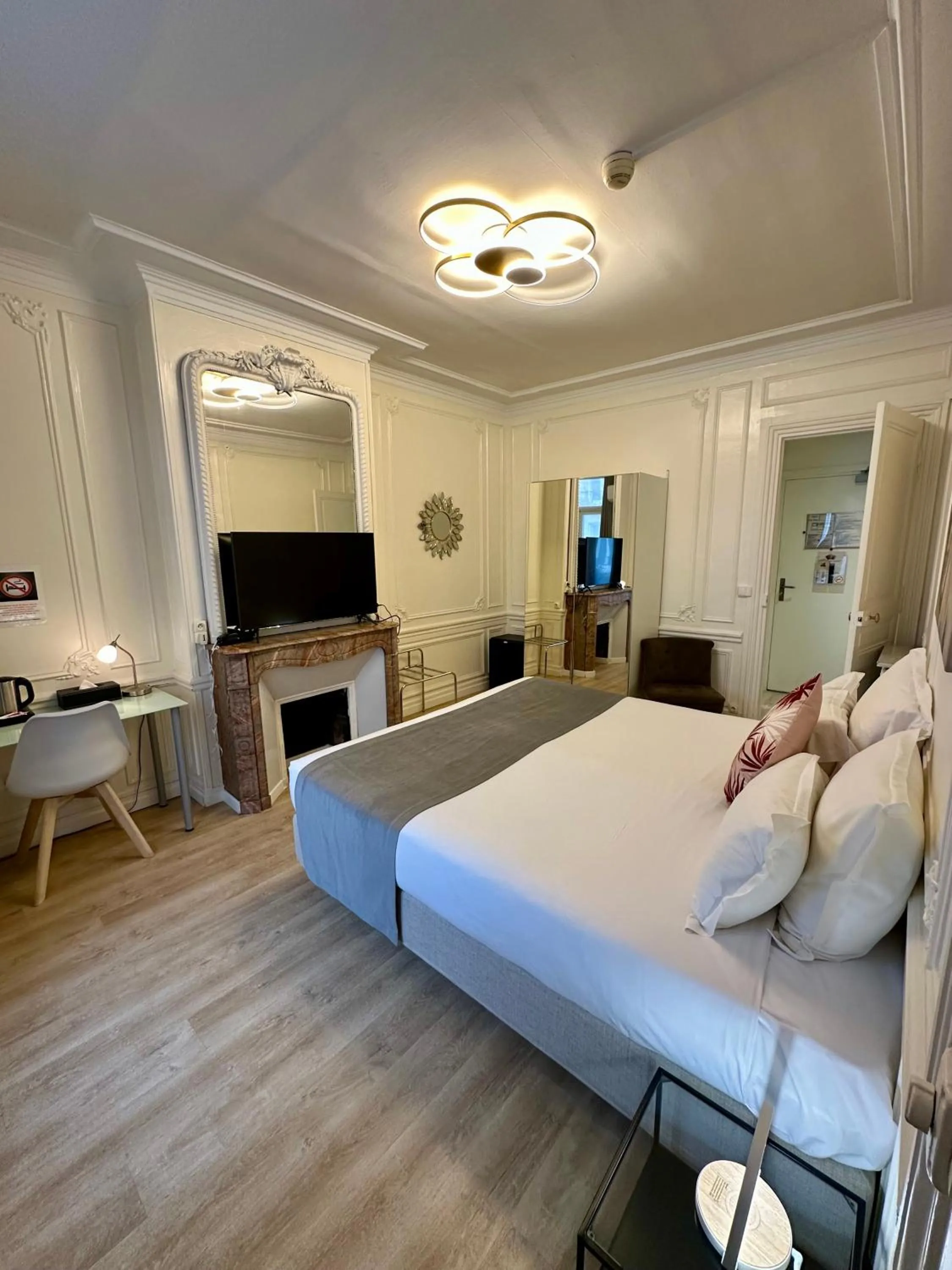 Bedroom, Bed in Hôtel Océanic - Grands Magasins