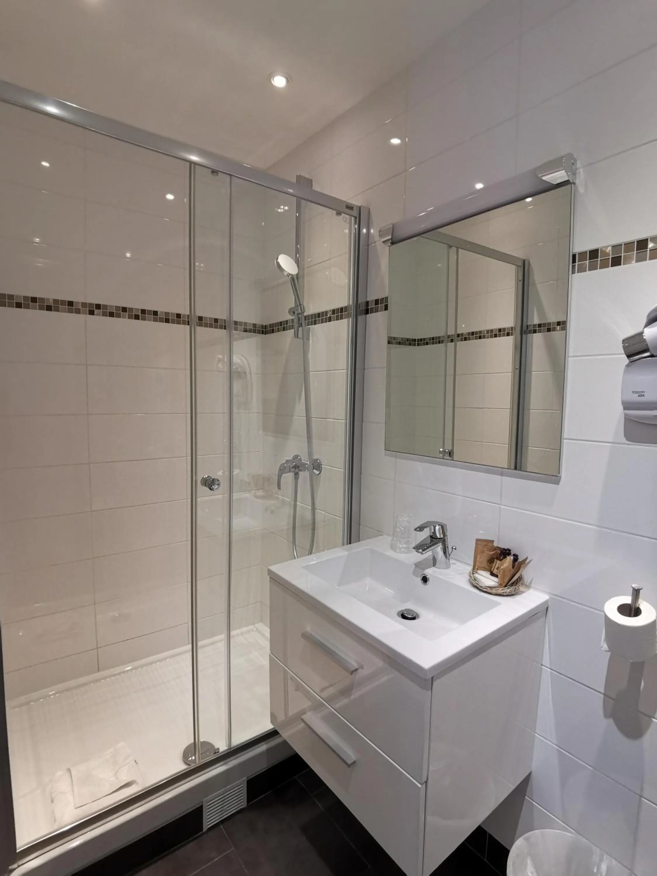 Bathroom in Hôtel Océanic - Grands Magasins