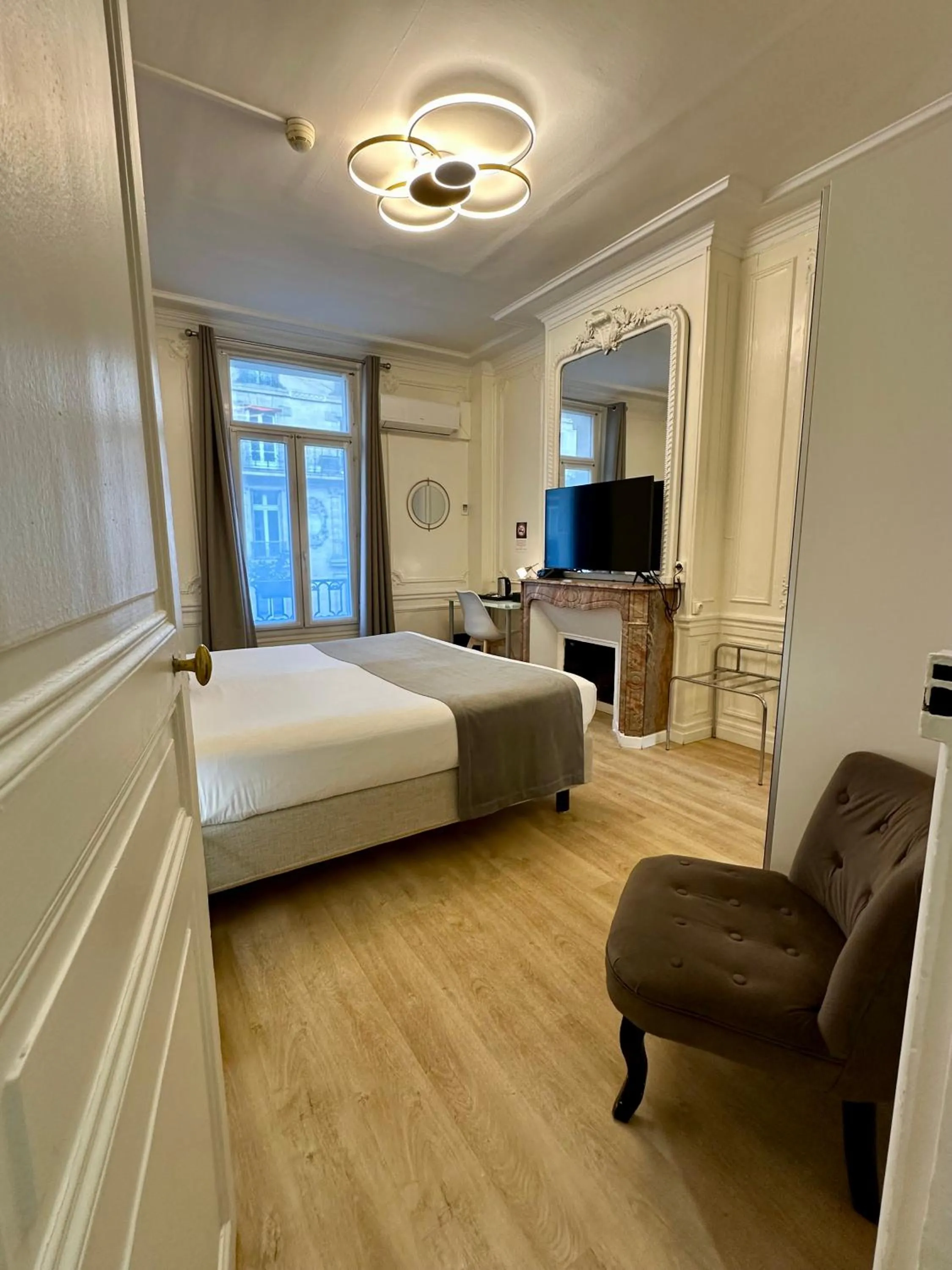 Bedroom, Bed in Hôtel Océanic - Grands Magasins