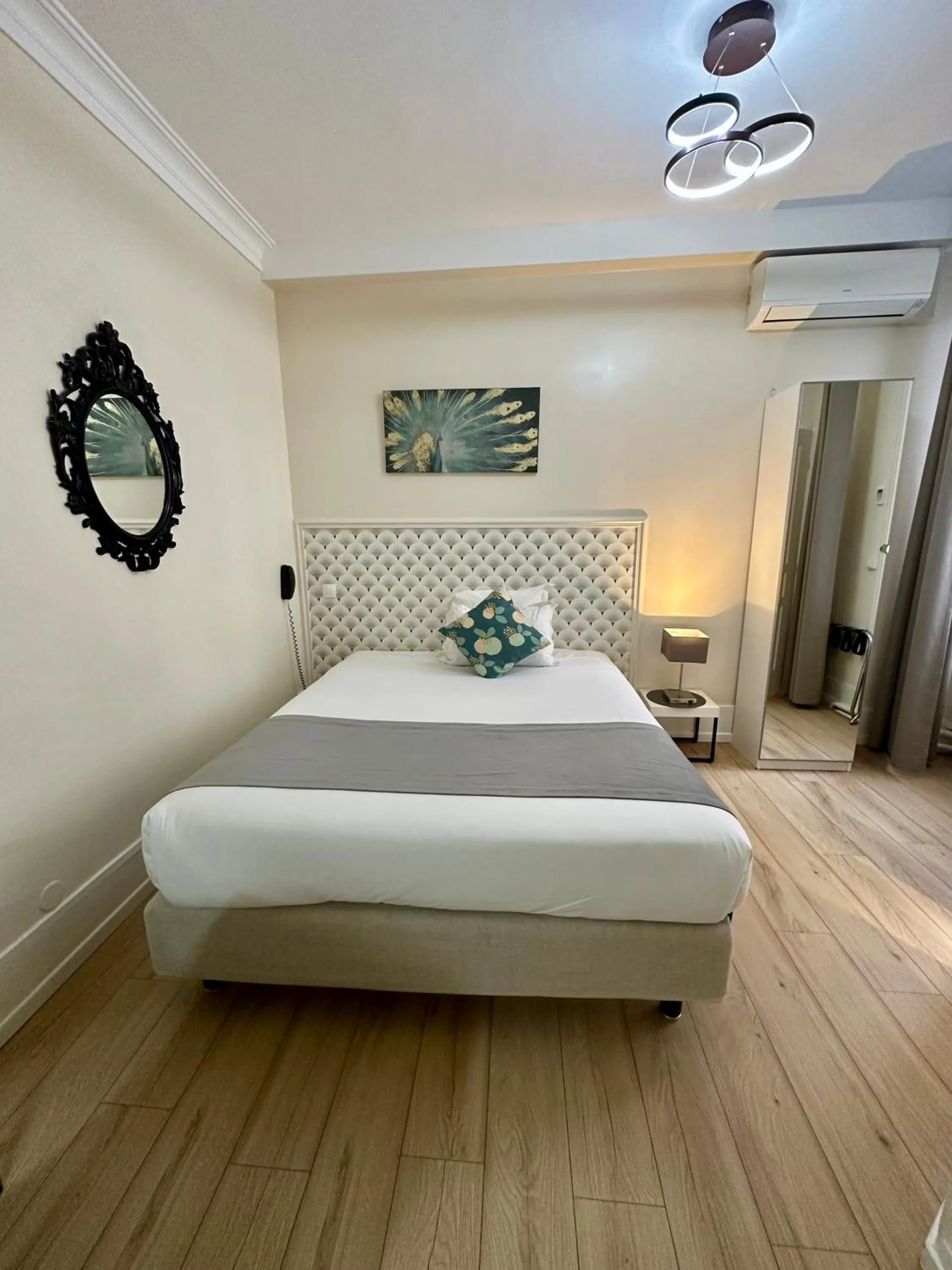 Bedroom, Bed in Hôtel Océanic - Grands Magasins