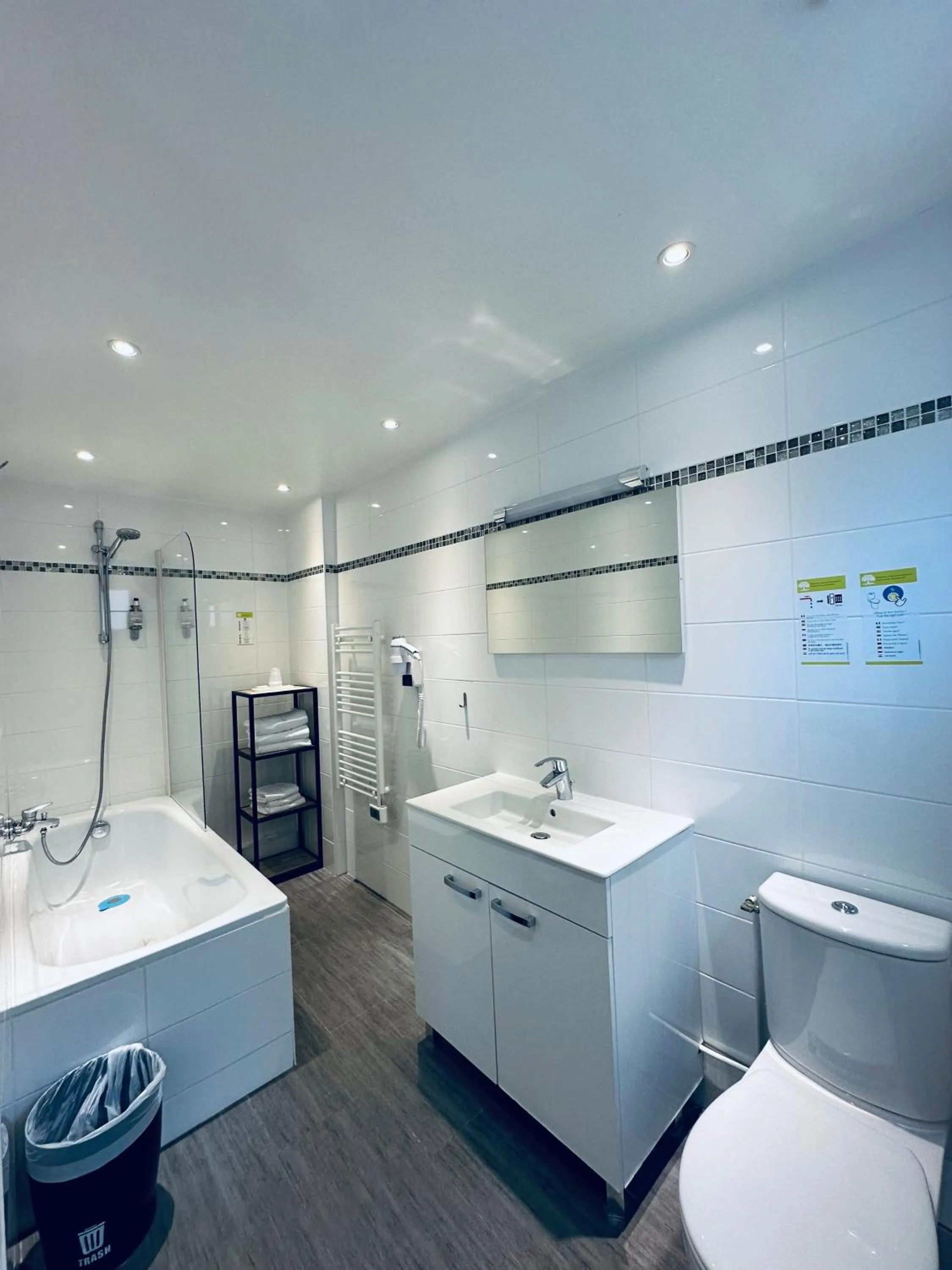 Bathroom in Hôtel Océanic - Grands Magasins