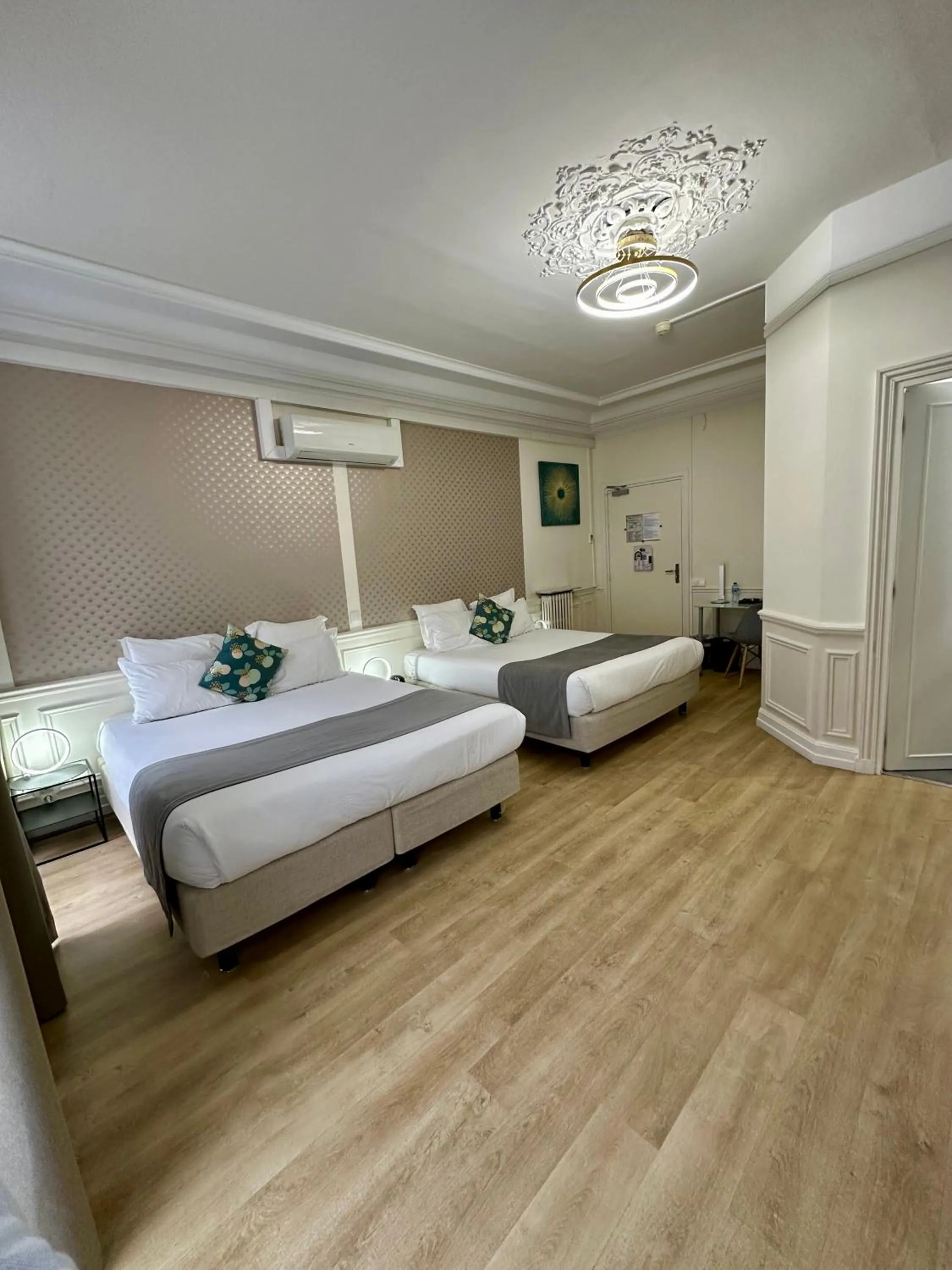 Bedroom, Bed in Hôtel Océanic - Grands Magasins